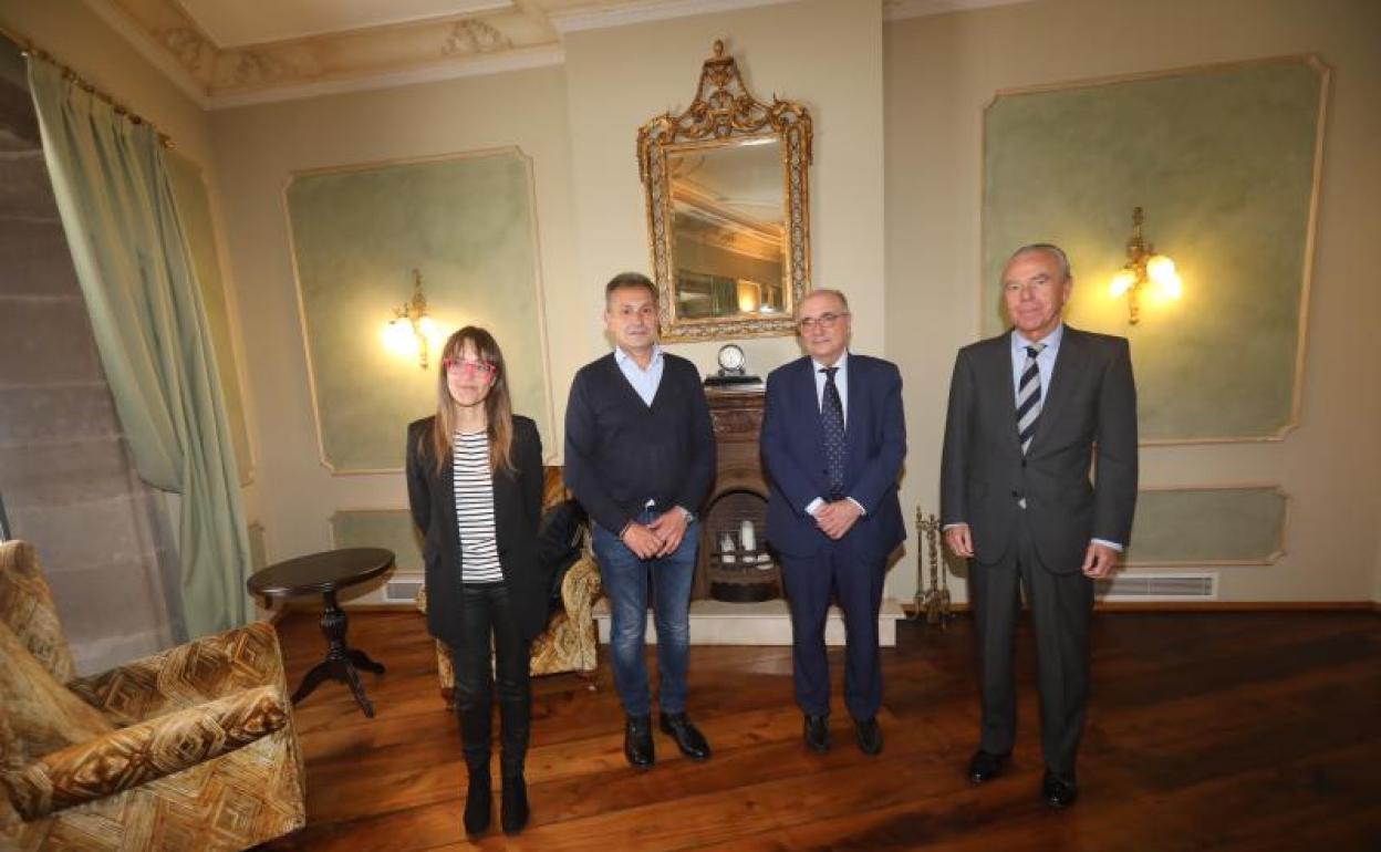 Luz María González Arias, Jorge Suárez, Benigno Pendás y Raimundo Abando, hoy, en el Hotel Palacio de Avilés. 