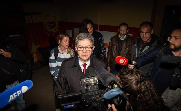 El líder de Francia Insumisa, Jean-Luc Mélenchon, en Marsella tras votar en la segunda vuelta de las elecciones presidenciales francesas.