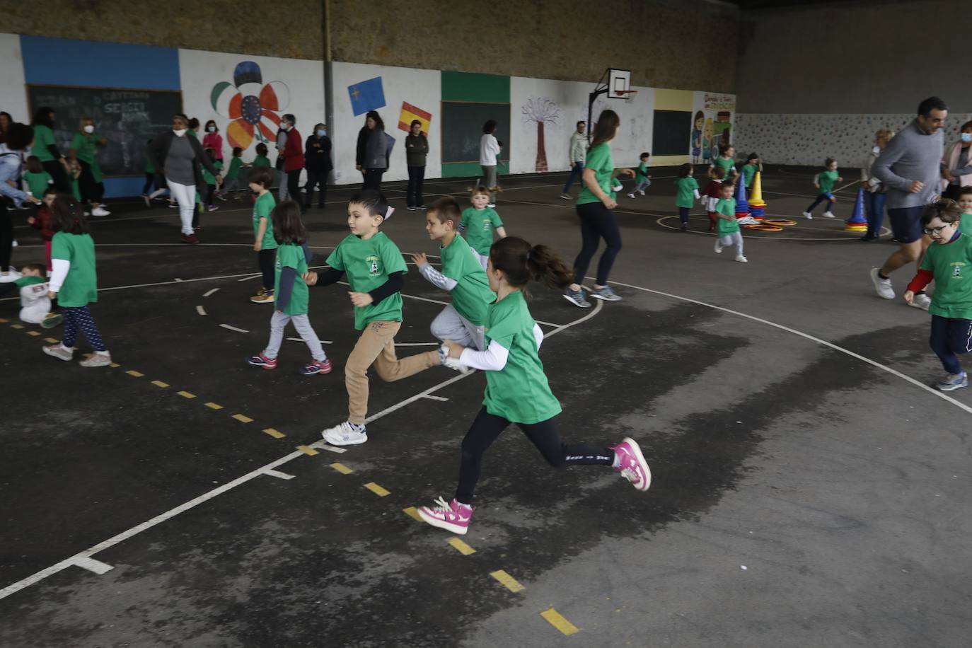 Los escolares asturianos salieron este miércoles, vestidos con ropa cómoda, para celebrar el Día de la Educación Física. Las calles, plazas y parques se llenaron de los alumnos que mostraron sus trabajos para recordar la importancia de un estilo de vida activo. También se realizaron diferentes actividades, aprovechando el equipamiento deportivo de la zonas. Por ejemplo, en los colegios públicos de la Xantiquina (Lieres, Siero) y en el de Pumarín (Gijón).