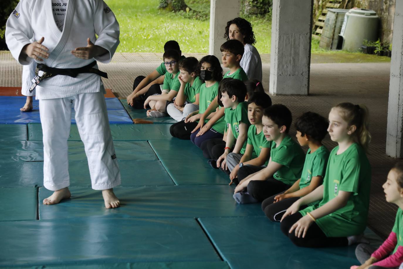 Los escolares asturianos salieron este miércoles, vestidos con ropa cómoda, para celebrar el Día de la Educación Física. Las calles, plazas y parques se llenaron de los alumnos que mostraron sus trabajos para recordar la importancia de un estilo de vida activo. También se realizaron diferentes actividades, aprovechando el equipamiento deportivo de la zonas. Por ejemplo, en los colegios públicos de la Xantiquina (Lieres, Siero) y en el de Pumarín (Gijón).