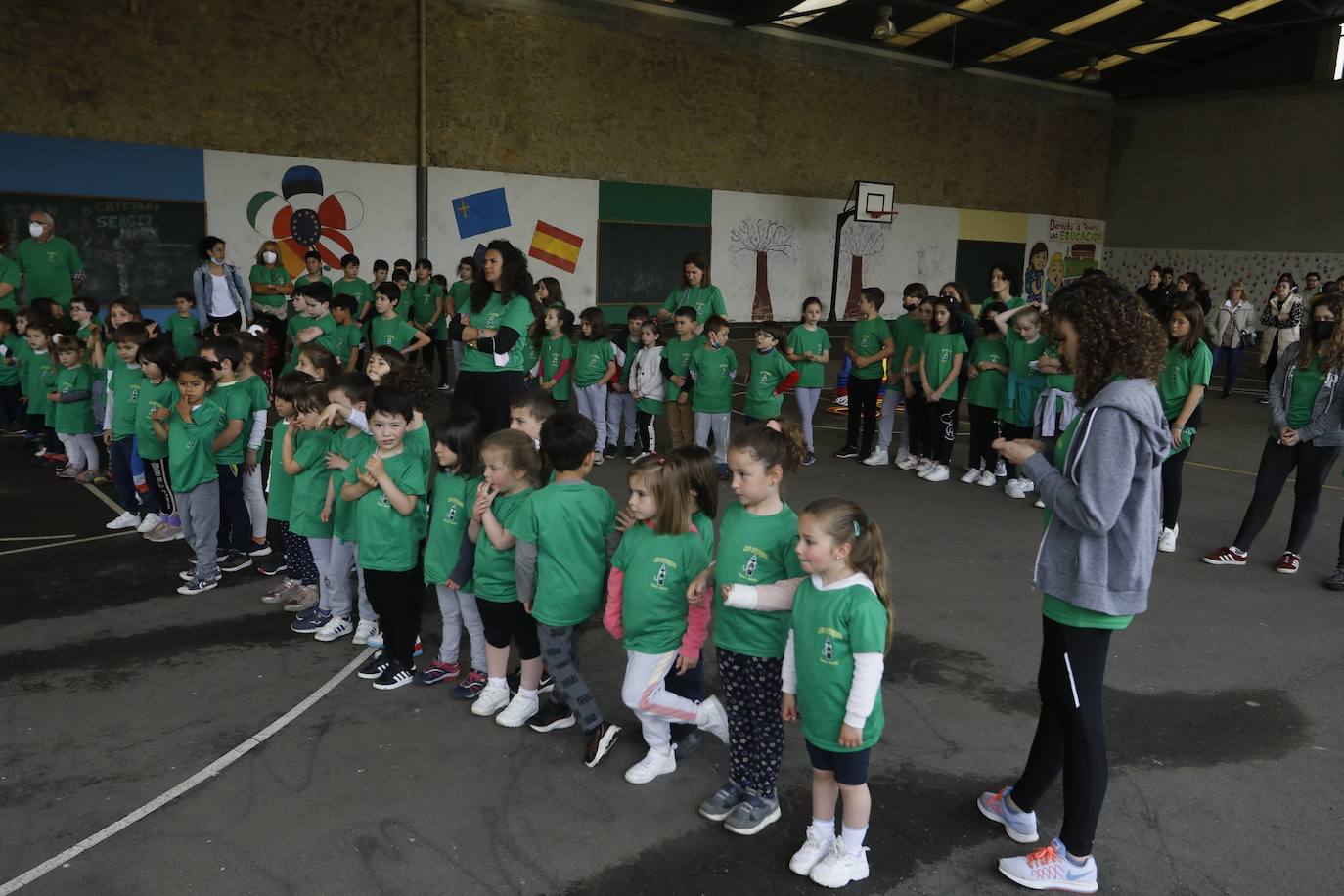 Los escolares asturianos salieron este miércoles, vestidos con ropa cómoda, para celebrar el Día de la Educación Física. Las calles, plazas y parques se llenaron de los alumnos que mostraron sus trabajos para recordar la importancia de un estilo de vida activo. También se realizaron diferentes actividades, aprovechando el equipamiento deportivo de la zonas. Por ejemplo, en los colegios públicos de la Xantiquina (Lieres, Siero) y en el de Pumarín (Gijón).
