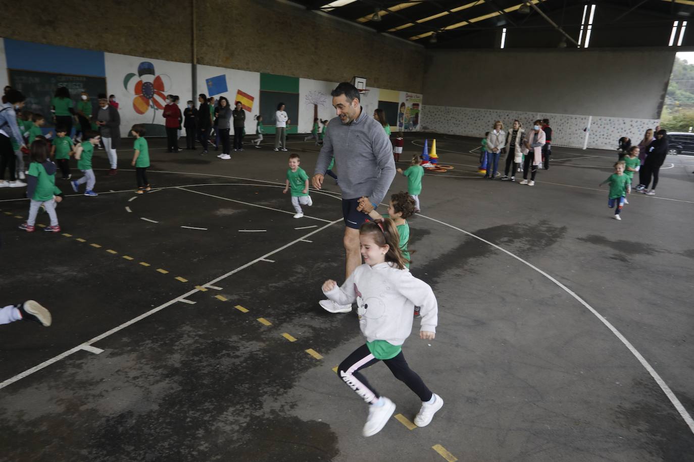 Los escolares asturianos salieron este miércoles, vestidos con ropa cómoda, para celebrar el Día de la Educación Física. Las calles, plazas y parques se llenaron de los alumnos que mostraron sus trabajos para recordar la importancia de un estilo de vida activo. También se realizaron diferentes actividades, aprovechando el equipamiento deportivo de la zonas. Por ejemplo, en los colegios públicos de la Xantiquina (Lieres, Siero) y en el de Pumarín (Gijón).