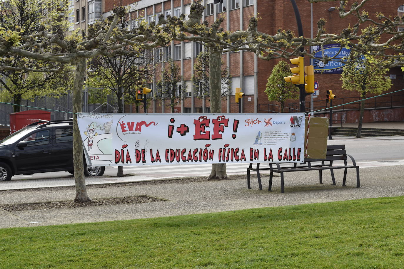 Los escolares asturianos salieron este miércoles, vestidos con ropa cómoda, para celebrar el Día de la Educación Física. Las calles, plazas y parques se llenaron de los alumnos que mostraron sus trabajos para recordar la importancia de un estilo de vida activo. También se realizaron diferentes actividades, aprovechando el equipamiento deportivo de la zonas. Por ejemplo, en los colegios públicos de la Xantiquina (Lieres, Siero) y en el de Pumarín (Gijón).