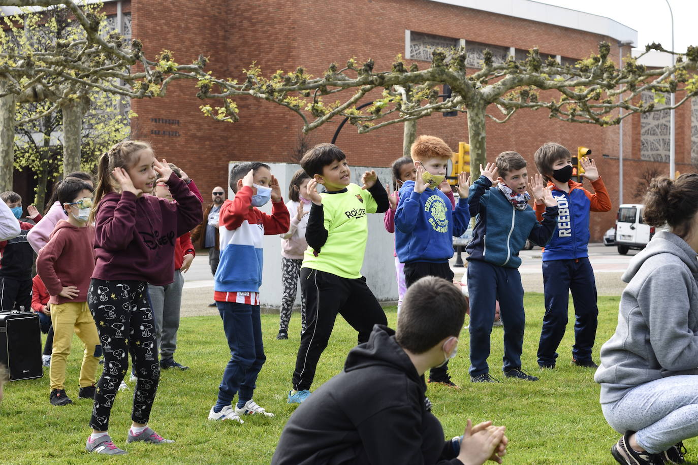 Los escolares asturianos salieron este miércoles, vestidos con ropa cómoda, para celebrar el Día de la Educación Física. Las calles, plazas y parques se llenaron de los alumnos que mostraron sus trabajos para recordar la importancia de un estilo de vida activo. También se realizaron diferentes actividades, aprovechando el equipamiento deportivo de la zonas. Por ejemplo, en los colegios públicos de la Xantiquina (Lieres, Siero) y en el de Pumarín (Gijón).