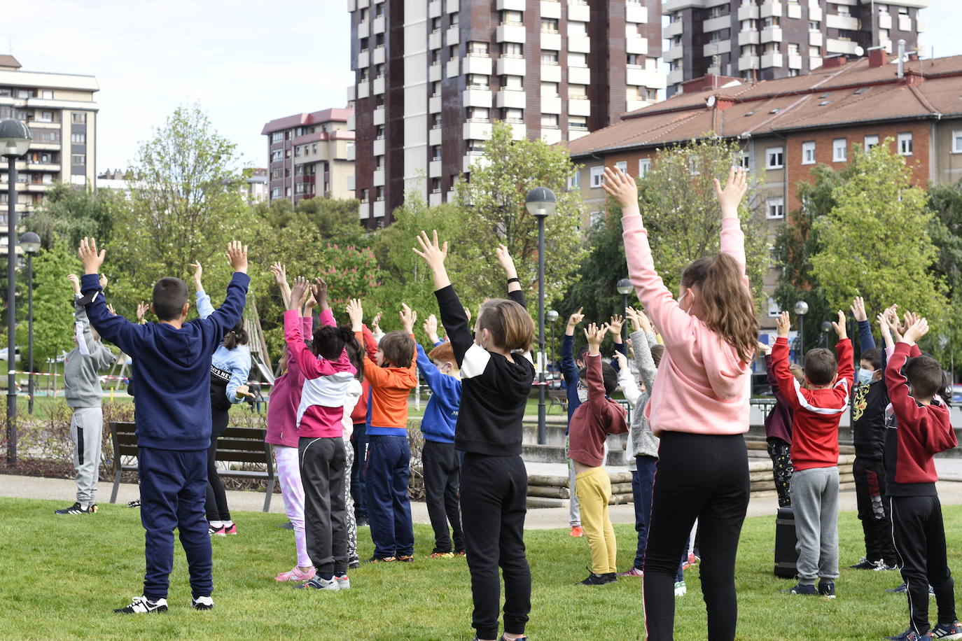 Los escolares asturianos salieron este miércoles, vestidos con ropa cómoda, para celebrar el Día de la Educación Física. Las calles, plazas y parques se llenaron de los alumnos que mostraron sus trabajos para recordar la importancia de un estilo de vida activo. También se realizaron diferentes actividades, aprovechando el equipamiento deportivo de la zonas. Por ejemplo, en los colegios públicos de la Xantiquina (Lieres, Siero) y en el de Pumarín (Gijón).