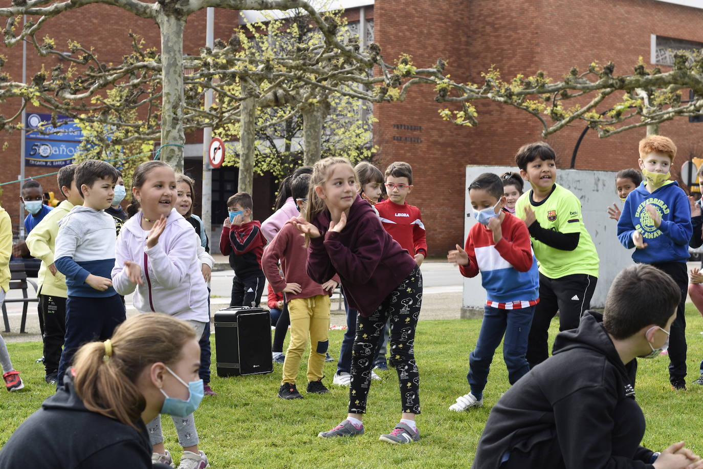 Los escolares asturianos salieron este miércoles, vestidos con ropa cómoda, para celebrar el Día de la Educación Física. Las calles, plazas y parques se llenaron de los alumnos que mostraron sus trabajos para recordar la importancia de un estilo de vida activo. También se realizaron diferentes actividades, aprovechando el equipamiento deportivo de la zonas. Por ejemplo, en los colegios públicos de la Xantiquina (Lieres, Siero) y en el de Pumarín (Gijón).