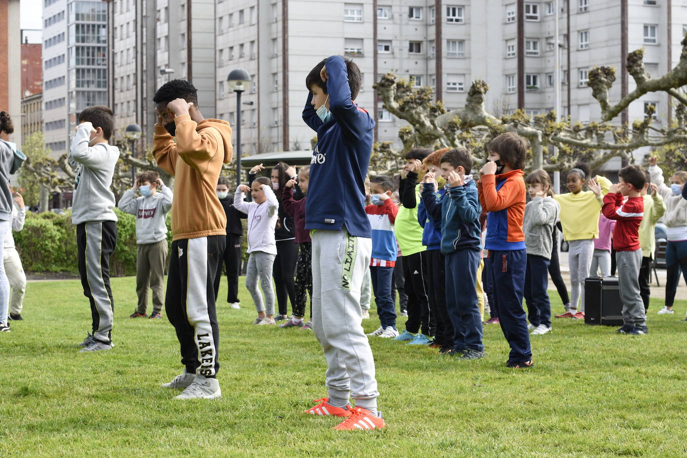 Los escolares asturianos salieron este miércoles, vestidos con ropa cómoda, para celebrar el Día de la Educación Física. Las calles, plazas y parques se llenaron de los alumnos que mostraron sus trabajos para recordar la importancia de un estilo de vida activo. También se realizaron diferentes actividades, aprovechando el equipamiento deportivo de la zonas. Por ejemplo, en los colegios públicos de la Xantiquina (Lieres, Siero) y en el de Pumarín (Gijón).