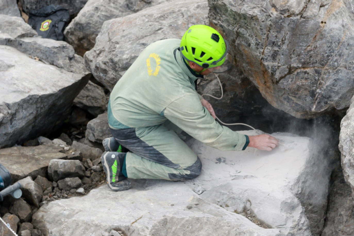 Los agentes de la Guarcia Civil se forman en Asturias para hacer frente con microvoladuras a las misiones de rescate en cuevas y simas. Este miércoles, la formación reunió en Cangas de Onís a varios integrantes para aprender a ser especialistas en montaña en explosivos y así hacer voladuras controladas y precisas. Gracias a estas clases son 28 los especialistas capacitados para aplicar estas técnicas en rescates de espeleosocorro.