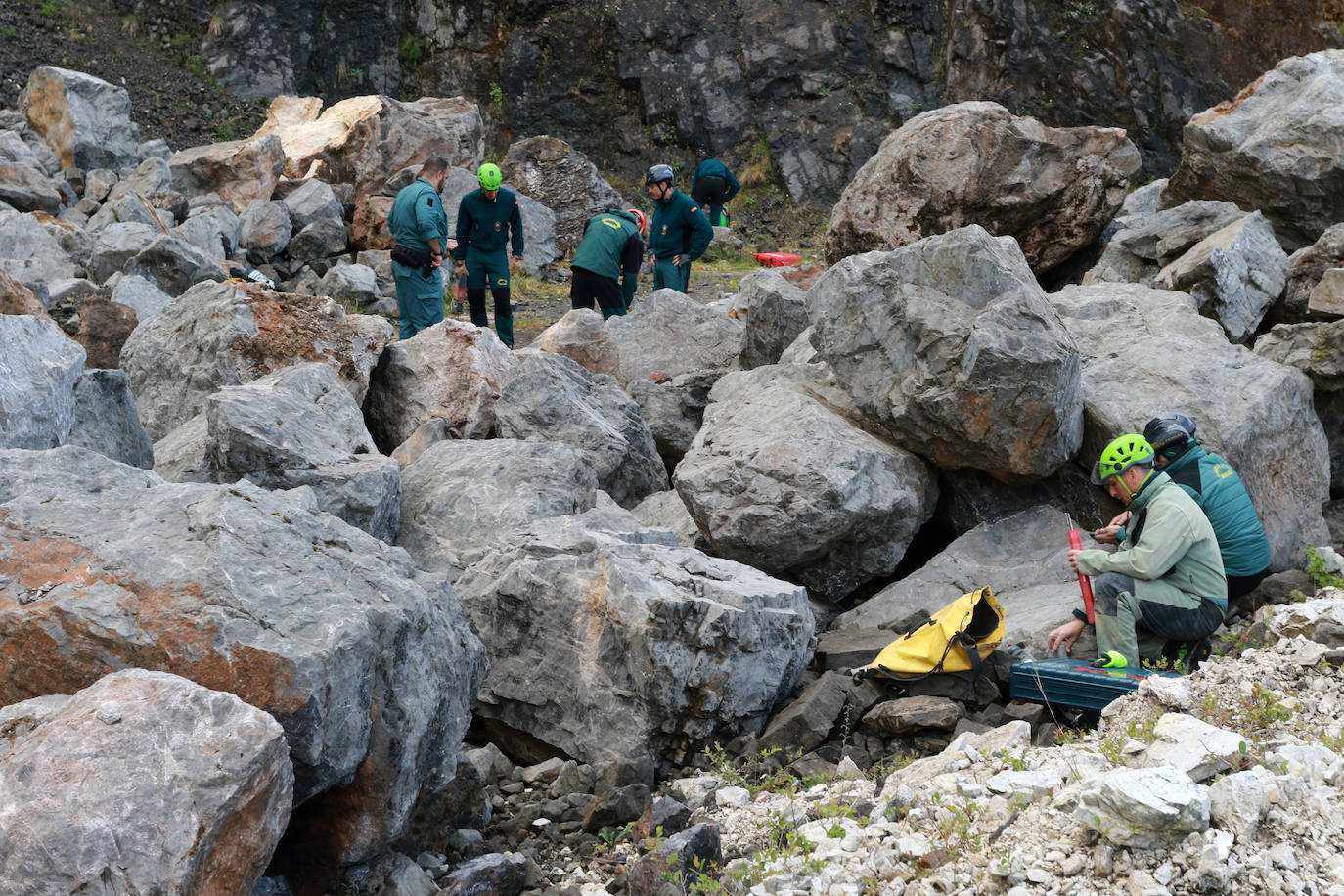 Los agentes de la Guarcia Civil se forman en Asturias para hacer frente con microvoladuras a las misiones de rescate en cuevas y simas. Este miércoles, la formación reunió en Cangas de Onís a varios integrantes para aprender a ser especialistas en montaña en explosivos y así hacer voladuras controladas y precisas. Gracias a estas clases son 28 los especialistas capacitados para aplicar estas técnicas en rescates de espeleosocorro.