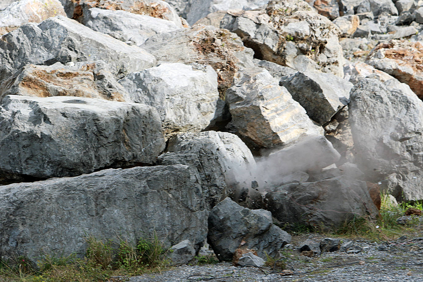 Los agentes de la Guarcia Civil se forman en Asturias para hacer frente con microvoladuras a las misiones de rescate en cuevas y simas. Este miércoles, la formación reunió en Cangas de Onís a varios integrantes para aprender a ser especialistas en montaña en explosivos y así hacer voladuras controladas y precisas. Gracias a estas clases son 28 los especialistas capacitados para aplicar estas técnicas en rescates de espeleosocorro.