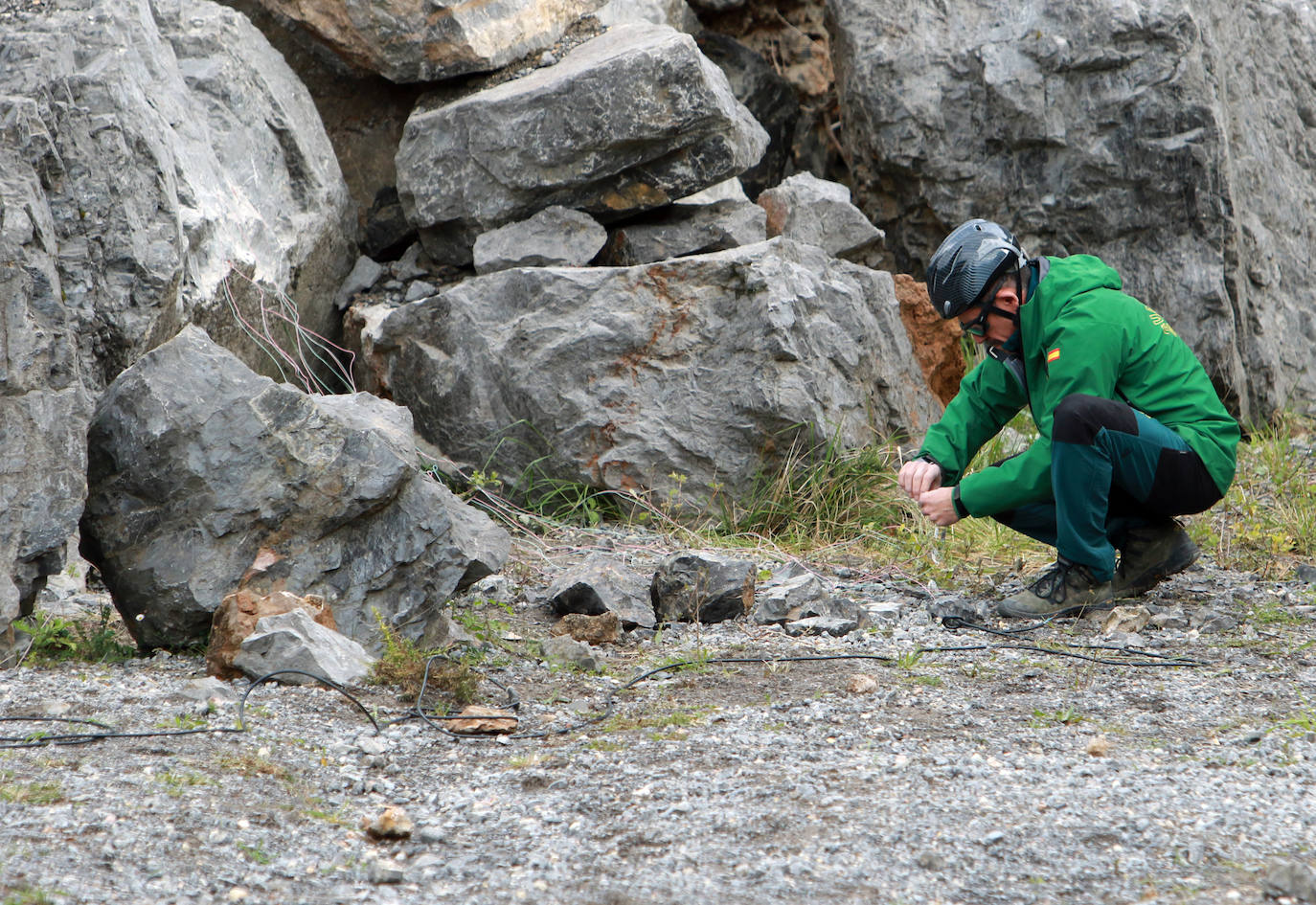 Los agentes de la Guarcia Civil se forman en Asturias para hacer frente con microvoladuras a las misiones de rescate en cuevas y simas. Este miércoles, la formación reunió en Cangas de Onís a varios integrantes para aprender a ser especialistas en montaña en explosivos y así hacer voladuras controladas y precisas. Gracias a estas clases son 28 los especialistas capacitados para aplicar estas técnicas en rescates de espeleosocorro.