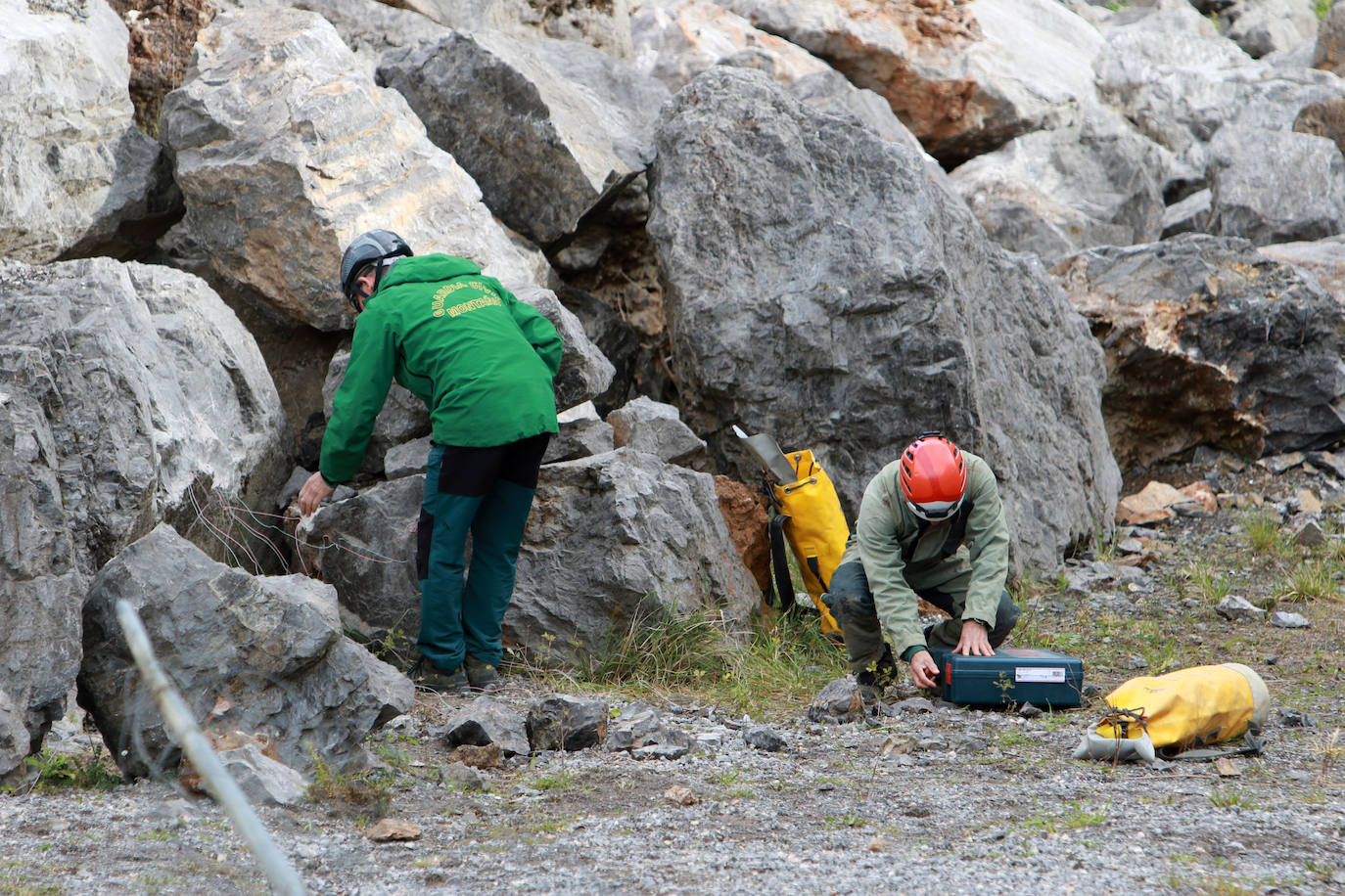 Los agentes de la Guarcia Civil se forman en Asturias para hacer frente con microvoladuras a las misiones de rescate en cuevas y simas. Este miércoles, la formación reunió en Cangas de Onís a varios integrantes para aprender a ser especialistas en montaña en explosivos y así hacer voladuras controladas y precisas. Gracias a estas clases son 28 los especialistas capacitados para aplicar estas técnicas en rescates de espeleosocorro.
