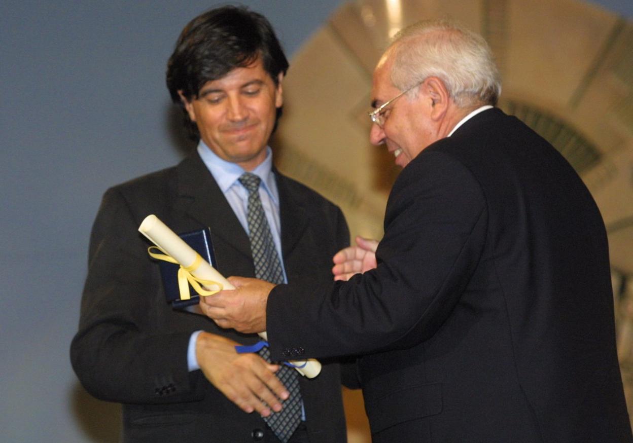 Tini Areces entrega a Carlos López Otín la Medalla de Plata de Asturias en el año 2004. 