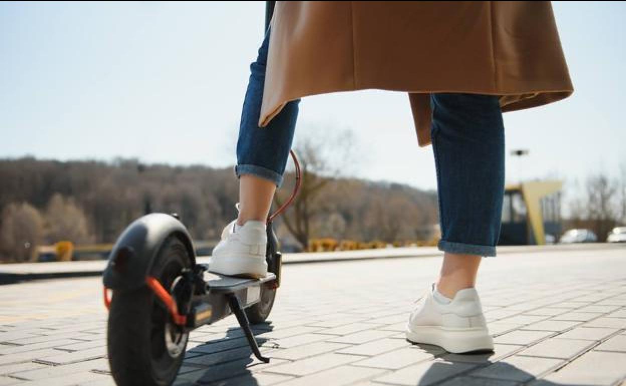 La mitad de los asturianos que usan patinete o bici eléctrica admite ir sin casco