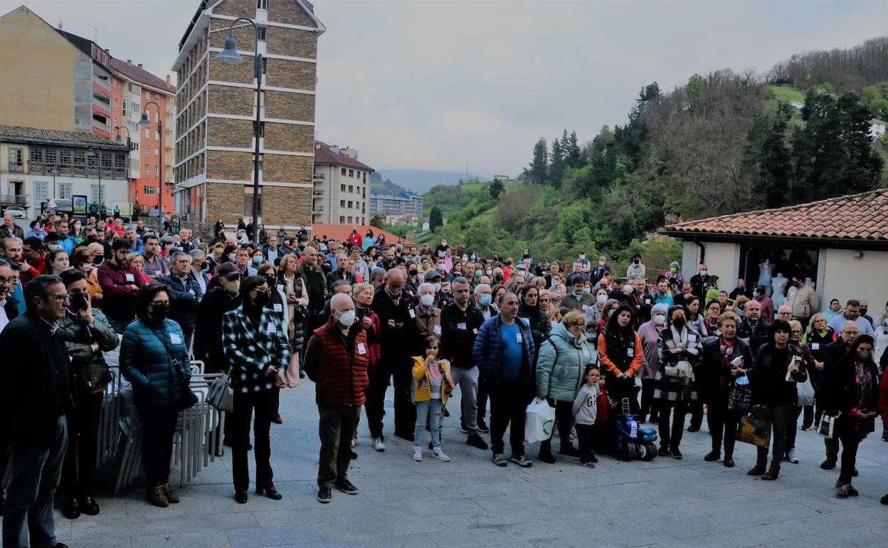 Asistentes a la concentración, que tuvo lugar en la plaza del Conde de Toreno de Cangas del Narcea. 