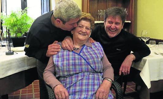 Quique y Pepe, de Ron Bar Blanco (Cangas del Narcea), con su madre Engracia Linde.