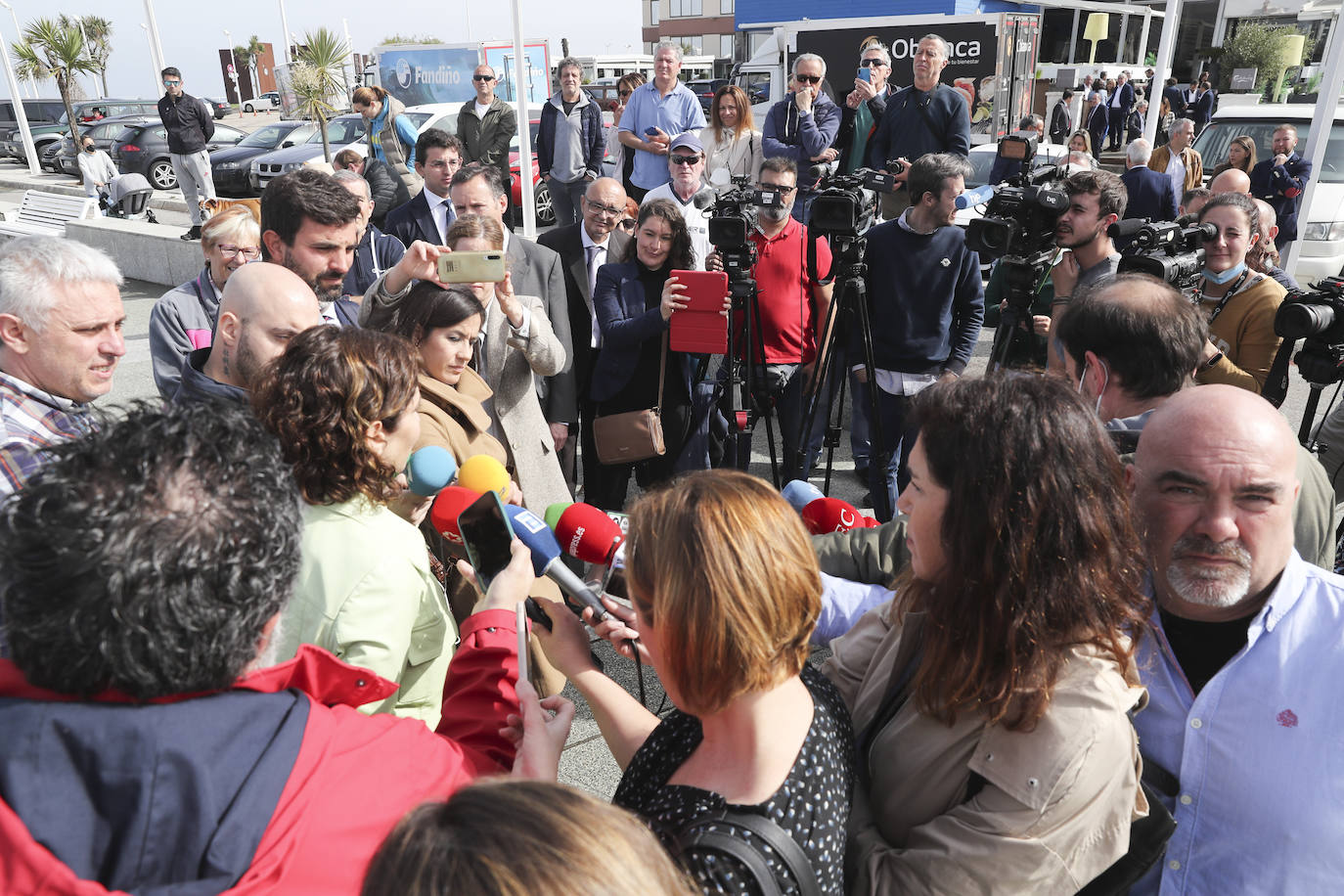 La presidenta de la Comunidad de Madrid visita Gijón para participar en un encuentro con empresarios asturianos y una espicha con afiliados del Partido Popular gijonés. En su primera visita a Asturias desde que es presidenta, Díaz Ayuso estará acompañada por la líder de los populares asturianos, Teresa Mallada. 