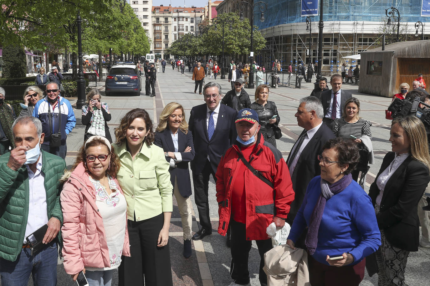 La presidenta de la Comunidad de Madrid visita Gijón para participar en un encuentro con empresarios asturianos y una espicha con afiliados del Partido Popular gijonés. En su primera visita a Asturias desde que es presidenta, Díaz Ayuso estará acompañada por la líder de los populares asturianos, Teresa Mallada. 