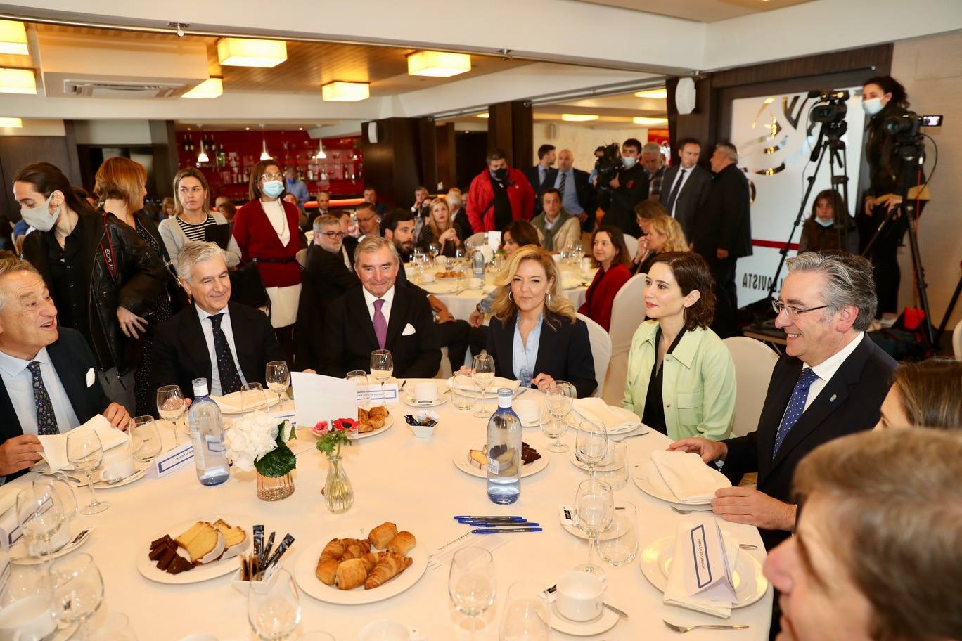 La presidenta de la Comunidad de Madrid visita Gijón para participar en un encuentro con empresarios asturianos y una espicha con afiliados del Partido Popular gijonés. En su primera visita a Asturias desde que es presidenta, Díaz Ayuso estará acompañada por la líder de los populares asturianos, Teresa Mallada. 