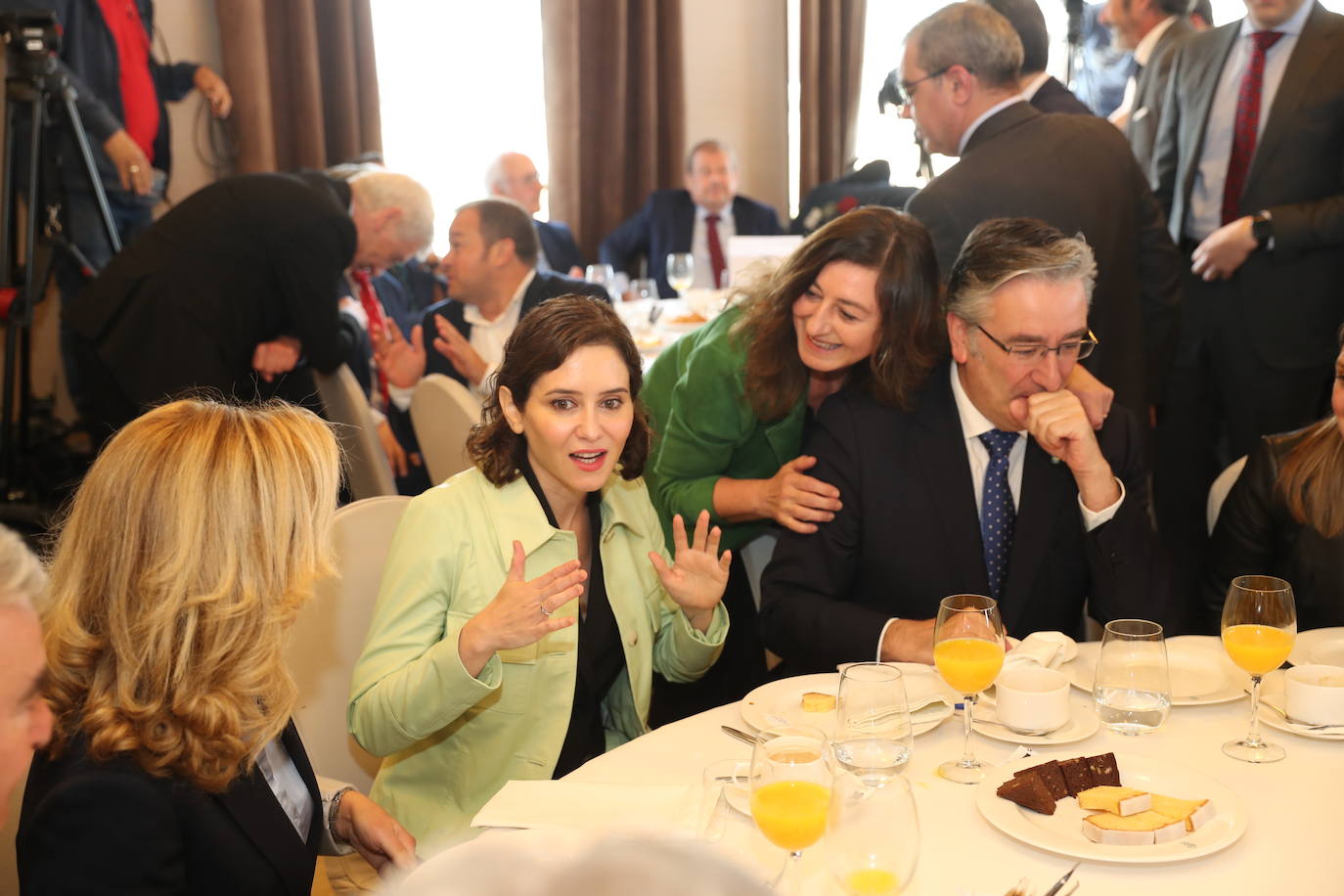 La presidenta de la Comunidad de Madrid visita Gijón para participar en un encuentro con empresarios asturianos y una espicha con afiliados del Partido Popular gijonés. En su primera visita a Asturias desde que es presidenta, Díaz Ayuso estará acompañada por la líder de los populares asturianos, Teresa Mallada. 