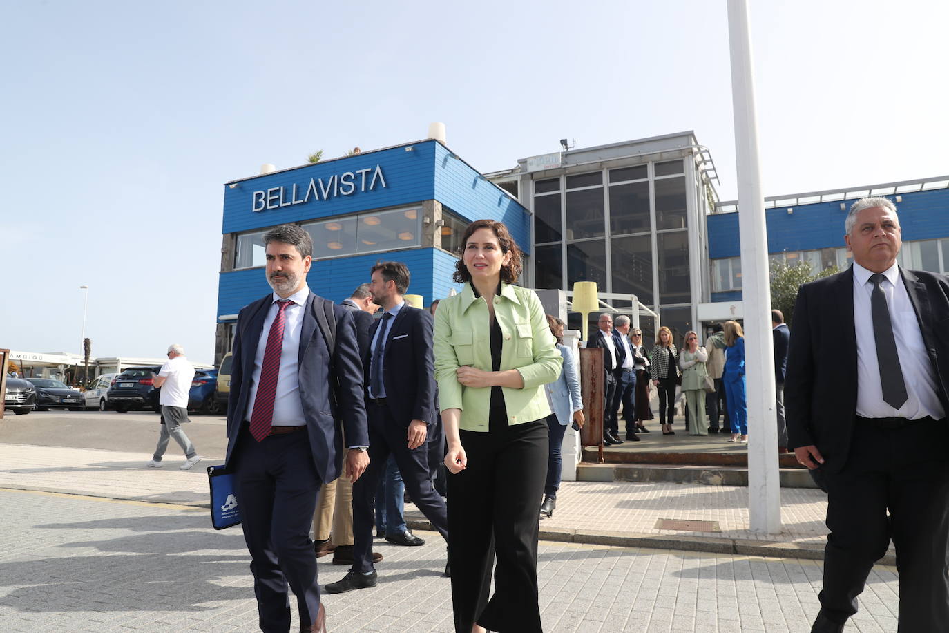 La presidenta de la Comunidad de Madrid visita Gijón para participar en un encuentro con empresarios asturianos y una espicha con afiliados del Partido Popular gijonés. En su primera visita a Asturias desde que es presidenta, Díaz Ayuso estará acompañada por la líder de los populares asturianos, Teresa Mallada. 