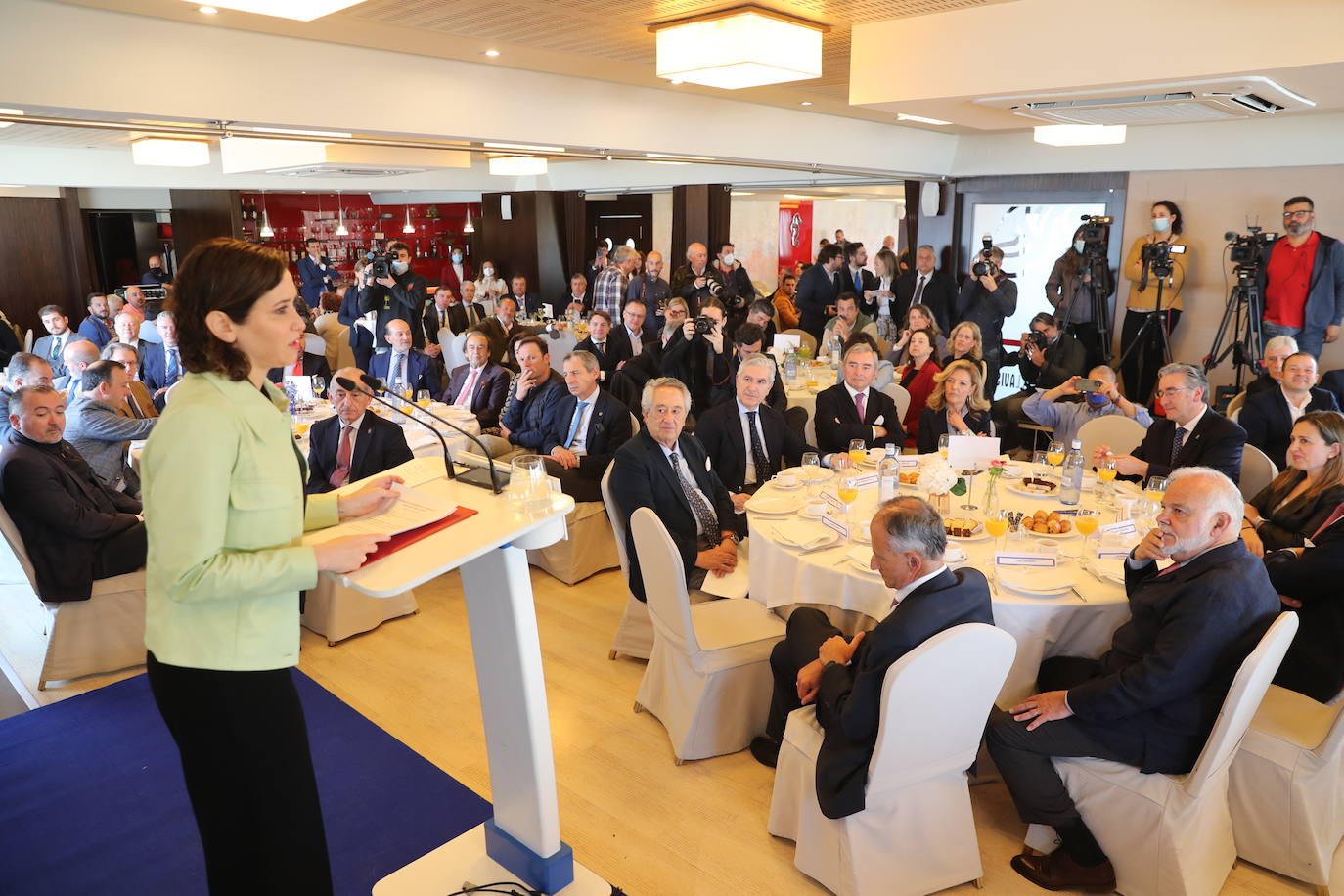 La presidenta de la Comunidad de Madrid visita Gijón para participar en un encuentro con empresarios asturianos y una espicha con afiliados del Partido Popular gijonés. En su primera visita a Asturias desde que es presidenta, Díaz Ayuso estará acompañada por la líder de los populares asturianos, Teresa Mallada. 