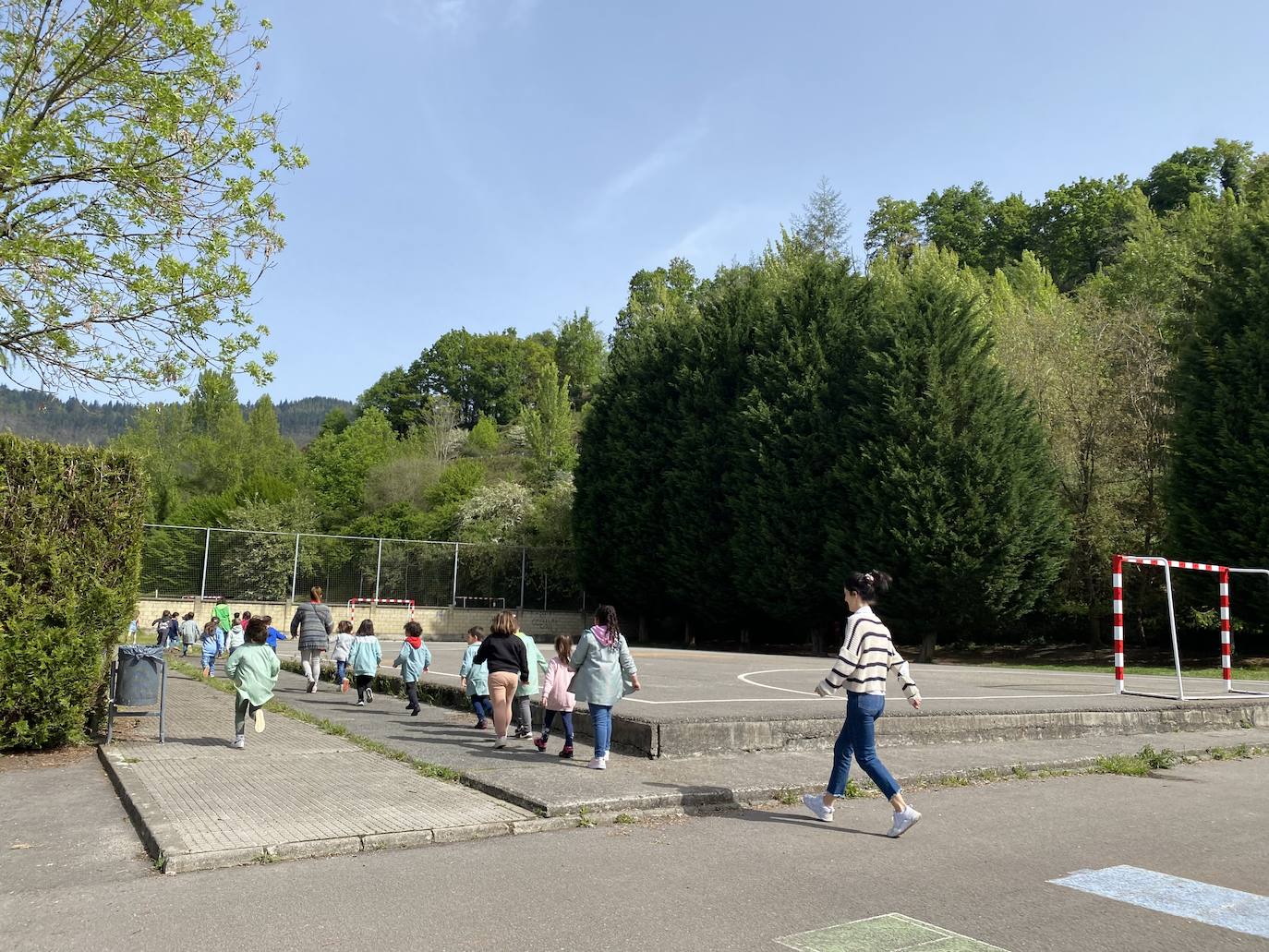 El alumnado del Colegio Público de Educación Infantil y Primaria 'L'Ablanu' de Infiesto realizó hoy un simulacro de evacuación dentro de las jornadas de autoprotección escolar con Bomberos de Asturias, Proteccion Civil, Guardia Civil, Policía Nacional y Policía Local de Infiesto. Se trata de una práctica que cada año se celebra en un centro escolar de Asturias y que la pandemia hizo que no se pudiera llevar a cabo en los dos últimos años. 