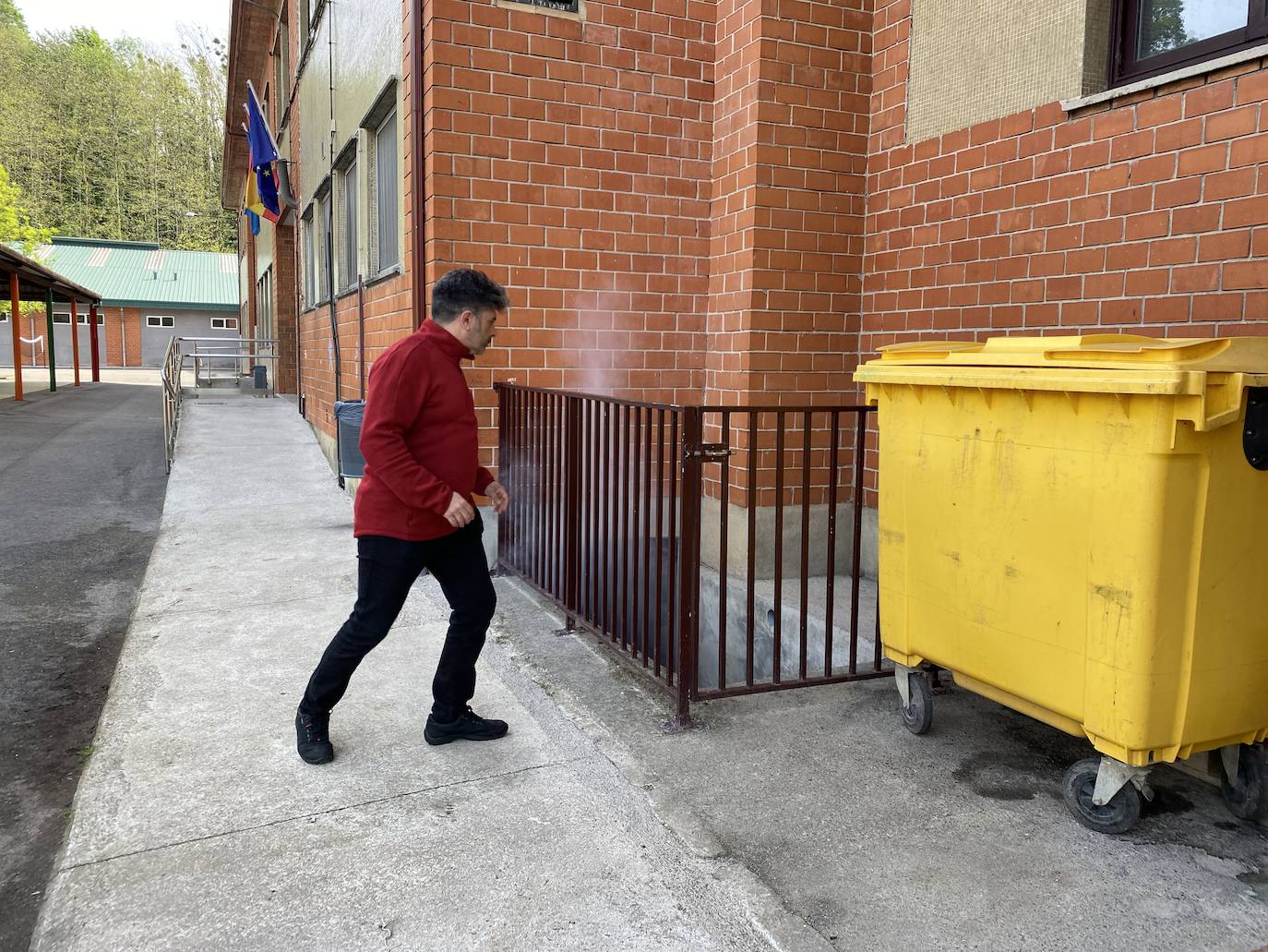 El alumnado del Colegio Público de Educación Infantil y Primaria 'L'Ablanu' de Infiesto realizó hoy un simulacro de evacuación dentro de las jornadas de autoprotección escolar con Bomberos de Asturias, Proteccion Civil, Guardia Civil, Policía Nacional y Policía Local de Infiesto. Se trata de una práctica que cada año se celebra en un centro escolar de Asturias y que la pandemia hizo que no se pudiera llevar a cabo en los dos últimos años. 
