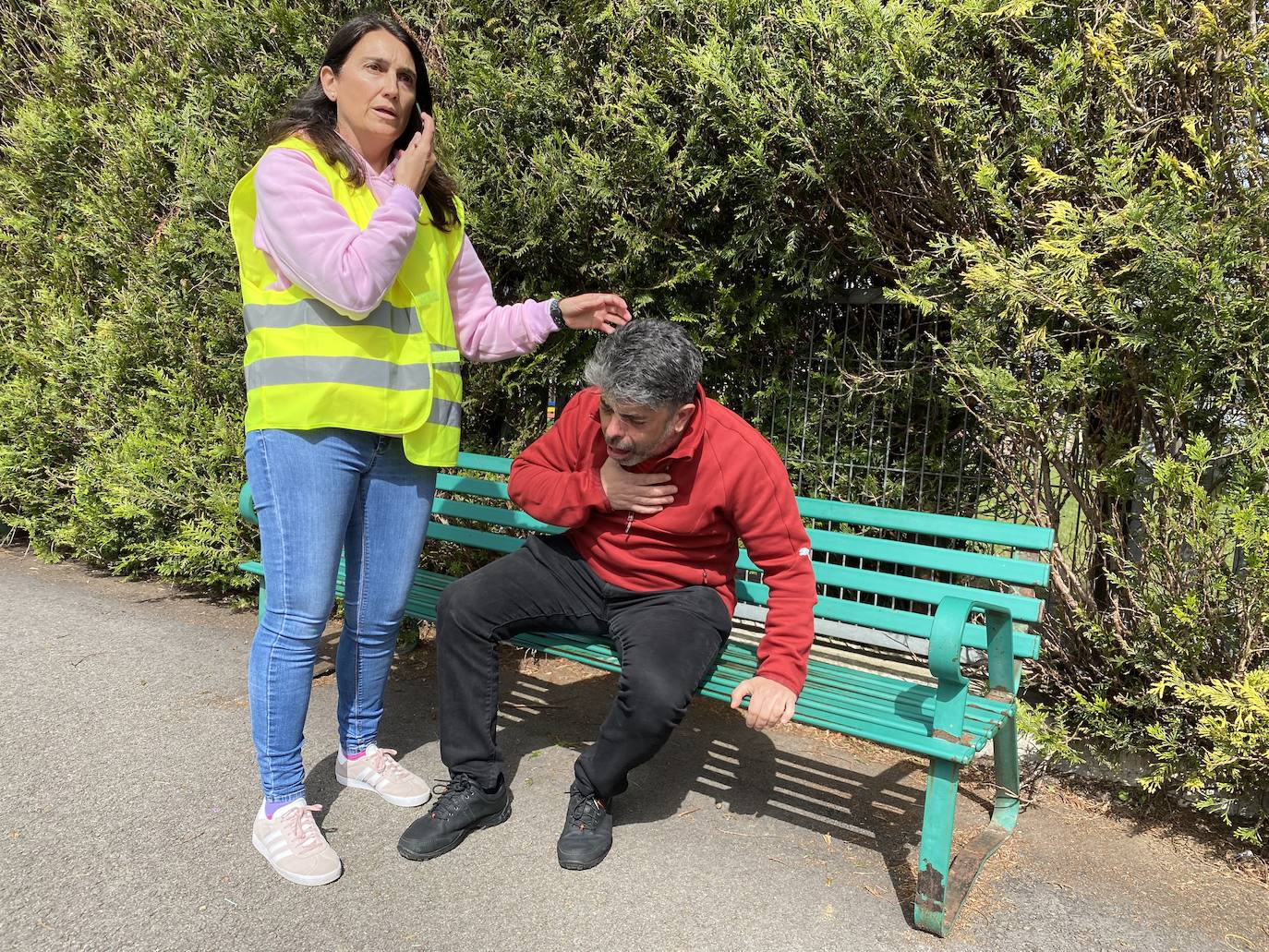 El alumnado del Colegio Público de Educación Infantil y Primaria 'L'Ablanu' de Infiesto realizó hoy un simulacro de evacuación dentro de las jornadas de autoprotección escolar con Bomberos de Asturias, Proteccion Civil, Guardia Civil, Policía Nacional y Policía Local de Infiesto. Se trata de una práctica que cada año se celebra en un centro escolar de Asturias y que la pandemia hizo que no se pudiera llevar a cabo en los dos últimos años. 
