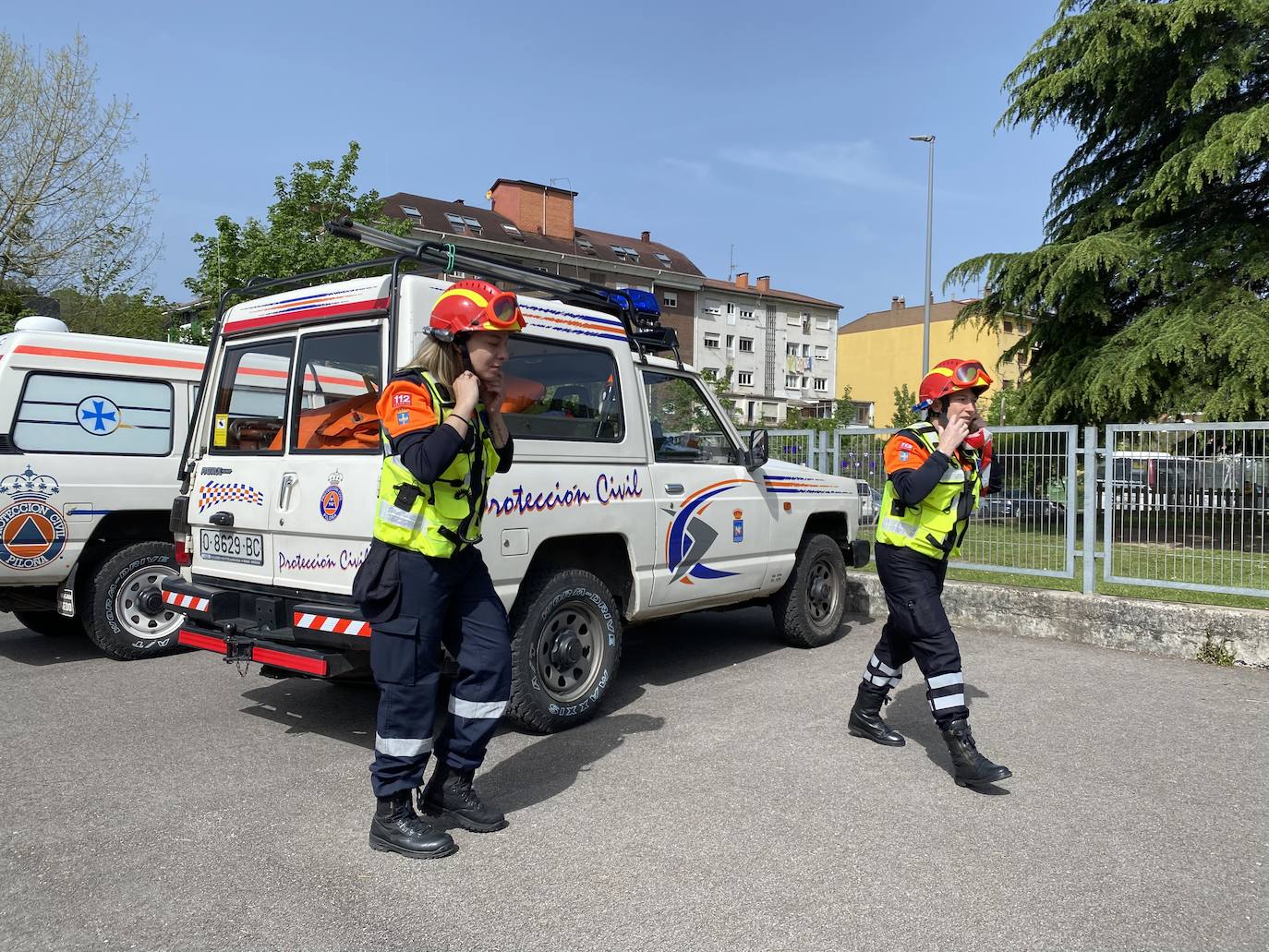 El alumnado del Colegio Público de Educación Infantil y Primaria 'L'Ablanu' de Infiesto realizó hoy un simulacro de evacuación dentro de las jornadas de autoprotección escolar con Bomberos de Asturias, Proteccion Civil, Guardia Civil, Policía Nacional y Policía Local de Infiesto. Se trata de una práctica que cada año se celebra en un centro escolar de Asturias y que la pandemia hizo que no se pudiera llevar a cabo en los dos últimos años. 