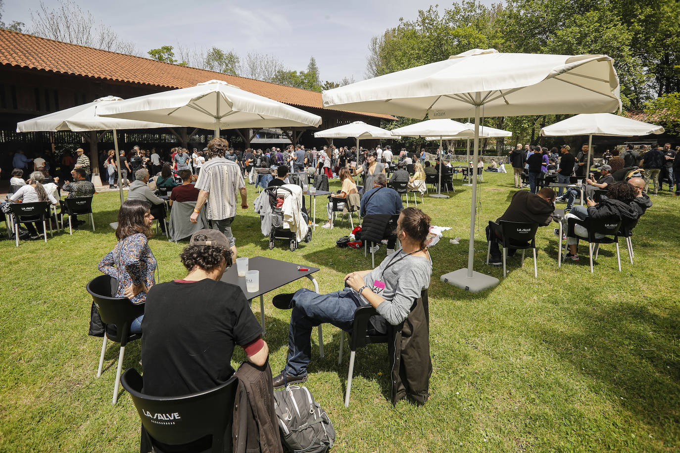 Mike Paradinas, también conocido como µ-Ziq, ha actuado este sábado en el LEV Festival en un showcase diurno en el Muséu del Pueblu d'Asturies. 