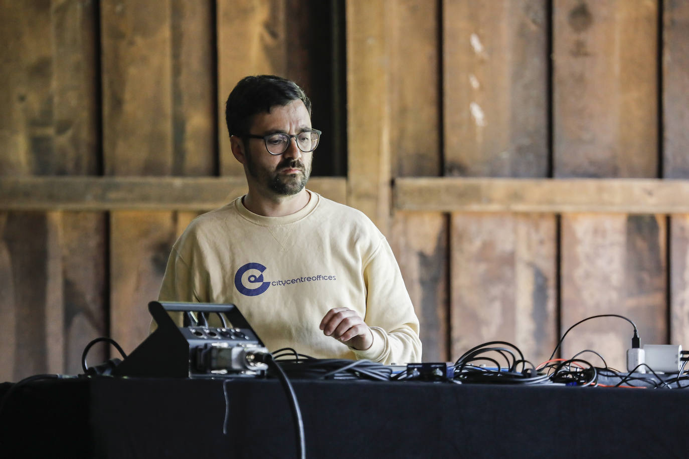 Mike Paradinas, también conocido como µ-Ziq, ha actuado este sábado en el LEV Festival en un showcase diurno en el Muséu del Pueblu d'Asturies. 