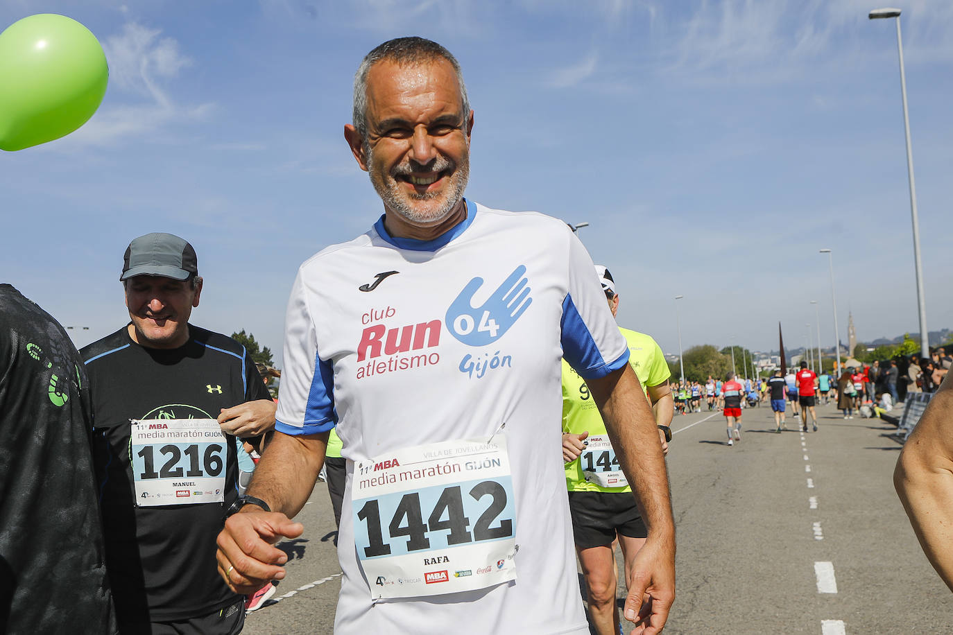 Sin sorpresas. Houssame Eddine y Cristina Silva cumplen con su papel de favoritos en la MBA Media Maratón de Gijón 'Villa de Jovellanos'. Se cumplía una hora, seis minutos y 25 segundos cuando el joven extremeño paralizaba el crono. Habría que esperar diez segundos para que el asturiano Alejandro Onís entrase en segunda posición. Corriendo prácticamente en soledad durante toda la prueba, Silva fue la primera en cruzar la meta al cumplir la hora, 19 minutos y 26 segundos de carrera. Dolores Marco entraba casi un minuto después. Noelia Menéndez completa el podio tras un final agónico en el que Itziar Méndez se queda a las puertas.