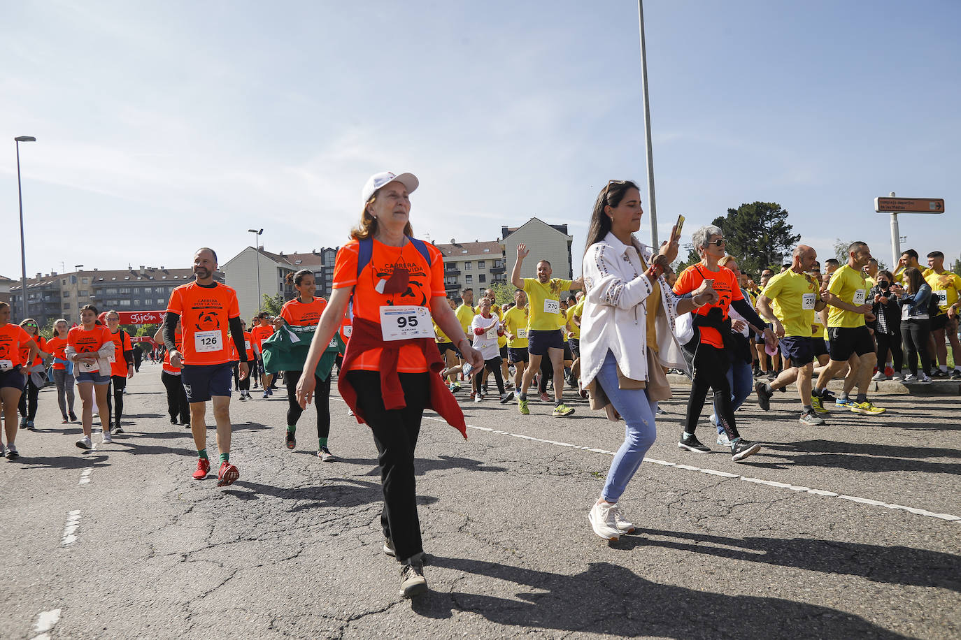 Sin sorpresas. Houssame Eddine y Cristina Silva cumplen con su papel de favoritos en la MBA Media Maratón de Gijón 'Villa de Jovellanos'. Se cumplía una hora, seis minutos y 25 segundos cuando el joven extremeño paralizaba el crono. Habría que esperar diez segundos para que el asturiano Alejandro Onís entrase en segunda posición. Corriendo prácticamente en soledad durante toda la prueba, Silva fue la primera en cruzar la meta al cumplir la hora, 19 minutos y 26 segundos de carrera. Dolores Marco entraba casi un minuto después. Noelia Menéndez completa el podio tras un final agónico en el que Itziar Méndez se queda a las puertas.