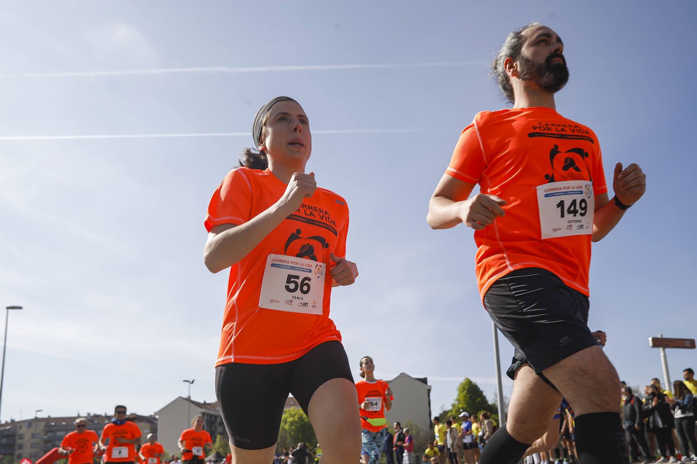 Sin sorpresas. Houssame Eddine y Cristina Silva cumplen con su papel de favoritos en la MBA Media Maratón de Gijón 'Villa de Jovellanos'. Se cumplía una hora, seis minutos y 25 segundos cuando el joven extremeño paralizaba el crono. Habría que esperar diez segundos para que el asturiano Alejandro Onís entrase en segunda posición. Corriendo prácticamente en soledad durante toda la prueba, Silva fue la primera en cruzar la meta al cumplir la hora, 19 minutos y 26 segundos de carrera. Dolores Marco entraba casi un minuto después. Noelia Menéndez completa el podio tras un final agónico en el que Itziar Méndez se queda a las puertas.