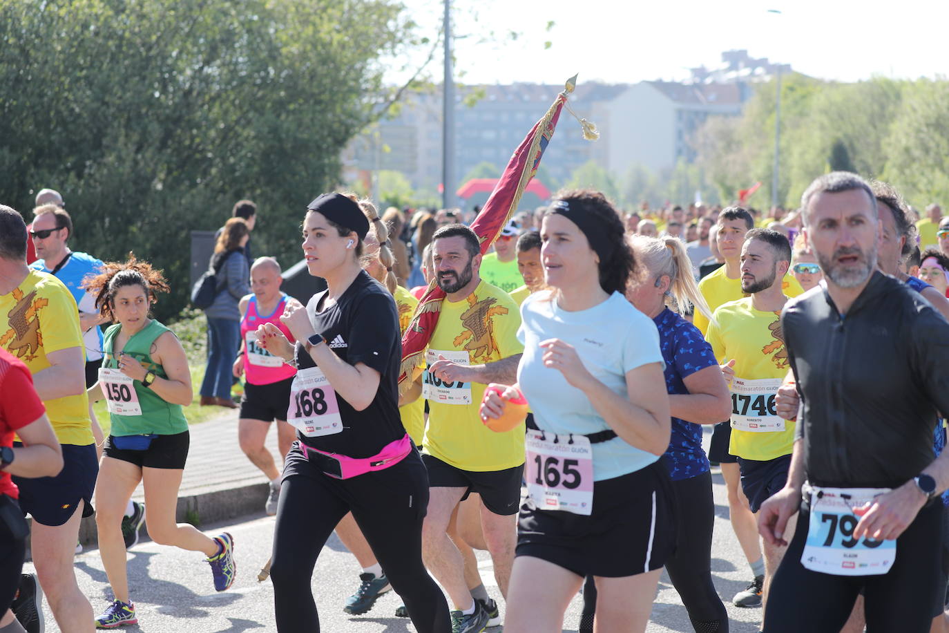 Sin sorpresas. Houssame Eddine y Cristina Silva cumplen con su papel de favoritos en la MBA Media Maratón de Gijón 'Villa de Jovellanos'. Se cumplía una hora, seis minutos y 25 segundos cuando el joven extremeño paralizaba el crono. Habría que esperar diez segundos para que el asturiano Alejandro Onís entrase en segunda posición. Corriendo prácticamente en soledad durante toda la prueba, Silva fue la primera en cruzar la meta al cumplir la hora, 19 minutos y 26 segundos de carrera. Dolores Marco entraba casi un minuto después. Noelia Menéndez completa el podio tras un final agónico en el que Itziar Méndez se queda a las puertas.