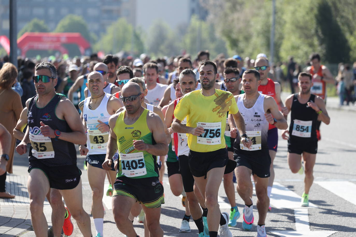 Sin sorpresas. Houssame Eddine y Cristina Silva cumplen con su papel de favoritos en la MBA Media Maratón de Gijón 'Villa de Jovellanos'. Se cumplía una hora, seis minutos y 25 segundos cuando el joven extremeño paralizaba el crono. Habría que esperar diez segundos para que el asturiano Alejandro Onís entrase en segunda posición. Corriendo prácticamente en soledad durante toda la prueba, Silva fue la primera en cruzar la meta al cumplir la hora, 19 minutos y 26 segundos de carrera. Dolores Marco entraba casi un minuto después. Noelia Menéndez completa el podio tras un final agónico en el que Itziar Méndez se queda a las puertas.