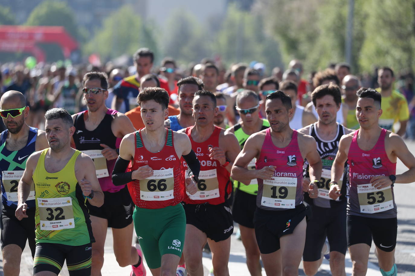 Sin sorpresas. Houssame Eddine y Cristina Silva cumplen con su papel de favoritos en la MBA Media Maratón de Gijón 'Villa de Jovellanos'. Se cumplía una hora, seis minutos y 25 segundos cuando el joven extremeño paralizaba el crono. Habría que esperar diez segundos para que el asturiano Alejandro Onís entrase en segunda posición. Corriendo prácticamente en soledad durante toda la prueba, Silva fue la primera en cruzar la meta al cumplir la hora, 19 minutos y 26 segundos de carrera. Dolores Marco entraba casi un minuto después. Noelia Menéndez completa el podio tras un final agónico en el que Itziar Méndez se queda a las puertas.