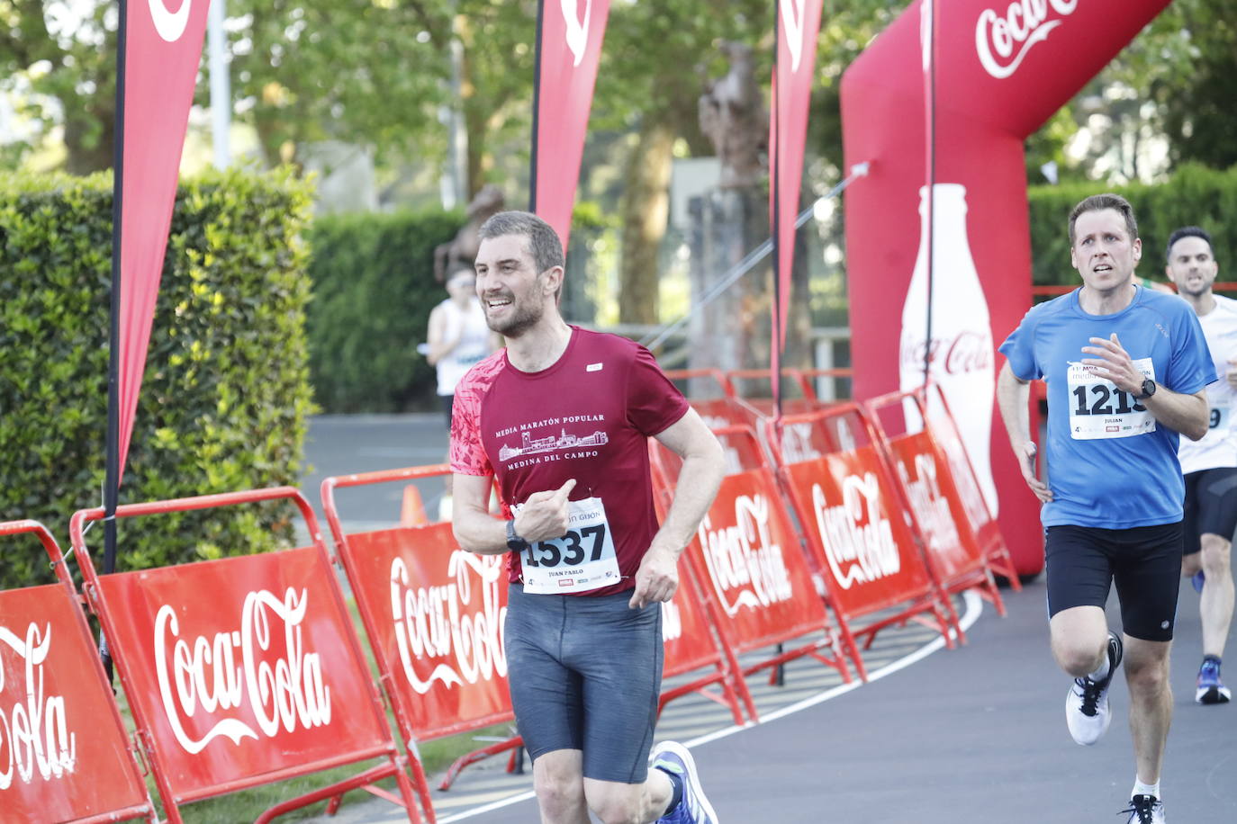 Sin sorpresas. Houssame Eddine y Cristina Silva cumplen con su papel de favoritos en la MBA Media Maratón de Gijón 'Villa de Jovellanos'. Se cumplía una hora, seis minutos y 25 segundos cuando el joven extremeño paralizaba el crono. Habría que esperar diez segundos para que el asturiano Alejandro Onís entrase en segunda posición. Corriendo prácticamente en soledad durante toda la prueba, Silva fue la primera en cruzar la meta al cumplir la hora, 19 minutos y 26 segundos de carrera. Dolores Marco entraba casi un minuto después. Noelia Menéndez completa el podio tras un final agónico en el que Itziar Méndez se queda a las puertas.