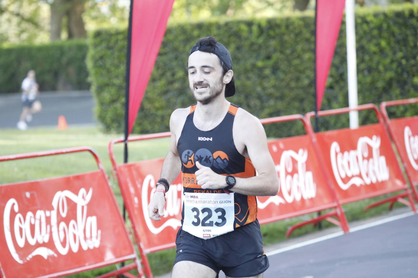 Sin sorpresas. Houssame Eddine y Cristina Silva cumplen con su papel de favoritos en la MBA Media Maratón de Gijón 'Villa de Jovellanos'. Se cumplía una hora, seis minutos y 25 segundos cuando el joven extremeño paralizaba el crono. Habría que esperar diez segundos para que el asturiano Alejandro Onís entrase en segunda posición. Corriendo prácticamente en soledad durante toda la prueba, Silva fue la primera en cruzar la meta al cumplir la hora, 19 minutos y 26 segundos de carrera. Dolores Marco entraba casi un minuto después. Noelia Menéndez completa el podio tras un final agónico en el que Itziar Méndez se queda a las puertas.