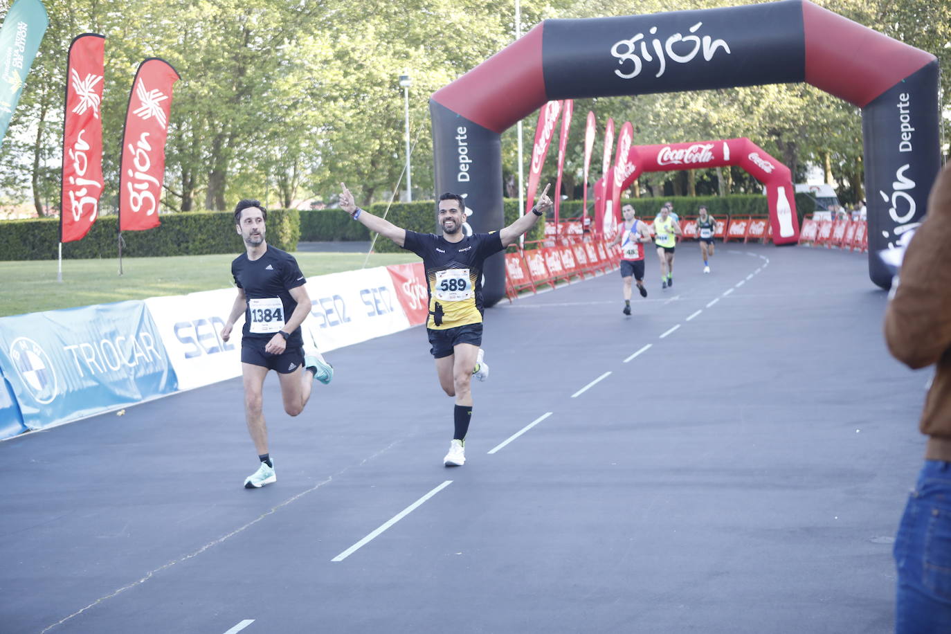 Sin sorpresas. Houssame Eddine y Cristina Silva cumplen con su papel de favoritos en la MBA Media Maratón de Gijón 'Villa de Jovellanos'. Se cumplía una hora, seis minutos y 25 segundos cuando el joven extremeño paralizaba el crono. Habría que esperar diez segundos para que el asturiano Alejandro Onís entrase en segunda posición. Corriendo prácticamente en soledad durante toda la prueba, Silva fue la primera en cruzar la meta al cumplir la hora, 19 minutos y 26 segundos de carrera. Dolores Marco entraba casi un minuto después. Noelia Menéndez completa el podio tras un final agónico en el que Itziar Méndez se queda a las puertas.