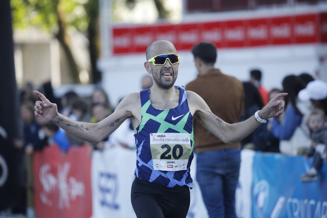 Sin sorpresas. Houssame Eddine y Cristina Silva cumplen con su papel de favoritos en la MBA Media Maratón de Gijón 'Villa de Jovellanos'. Se cumplía una hora, seis minutos y 25 segundos cuando el joven extremeño paralizaba el crono. Habría que esperar diez segundos para que el asturiano Alejandro Onís entrase en segunda posición. Corriendo prácticamente en soledad durante toda la prueba, Silva fue la primera en cruzar la meta al cumplir la hora, 19 minutos y 26 segundos de carrera. Dolores Marco entraba casi un minuto después. Noelia Menéndez completa el podio tras un final agónico en el que Itziar Méndez se queda a las puertas.