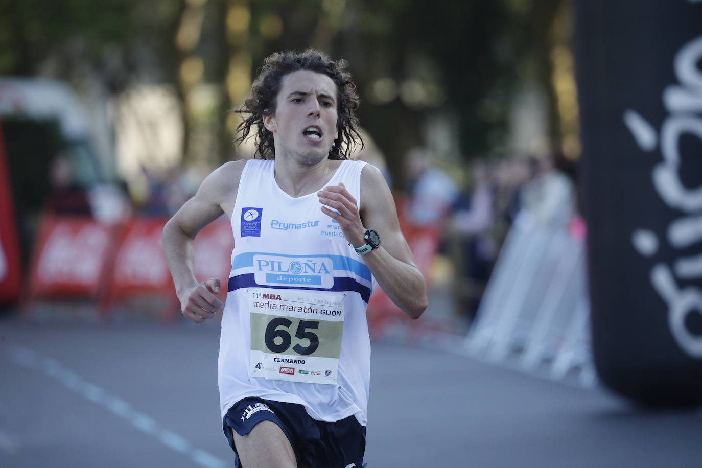 Sin sorpresas. Houssame Eddine y Cristina Silva cumplen con su papel de favoritos en la MBA Media Maratón de Gijón 'Villa de Jovellanos'. Se cumplía una hora, seis minutos y 25 segundos cuando el joven extremeño paralizaba el crono. Habría que esperar diez segundos para que el asturiano Alejandro Onís entrase en segunda posición. Corriendo prácticamente en soledad durante toda la prueba, Silva fue la primera en cruzar la meta al cumplir la hora, 19 minutos y 26 segundos de carrera. Dolores Marco entraba casi un minuto después. Noelia Menéndez completa el podio tras un final agónico en el que Itziar Méndez se queda a las puertas.