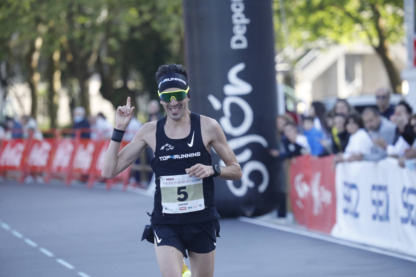 Sin sorpresas. Houssame Eddine y Cristina Silva cumplen con su papel de favoritos en la MBA Media Maratón de Gijón 'Villa de Jovellanos'. Se cumplía una hora, seis minutos y 25 segundos cuando el joven extremeño paralizaba el crono. Habría que esperar diez segundos para que el asturiano Alejandro Onís entrase en segunda posición. Corriendo prácticamente en soledad durante toda la prueba, Silva fue la primera en cruzar la meta al cumplir la hora, 19 minutos y 26 segundos de carrera. Dolores Marco entraba casi un minuto después. Noelia Menéndez completa el podio tras un final agónico en el que Itziar Méndez se queda a las puertas.