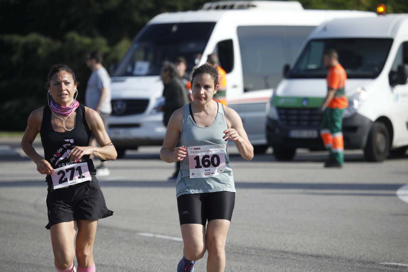 Sin sorpresas. Houssame Eddine y Cristina Silva cumplen con su papel de favoritos en la MBA Media Maratón de Gijón 'Villa de Jovellanos'. Se cumplía una hora, seis minutos y 25 segundos cuando el joven extremeño paralizaba el crono. Habría que esperar diez segundos para que el asturiano Alejandro Onís entrase en segunda posición. Corriendo prácticamente en soledad durante toda la prueba, Silva fue la primera en cruzar la meta al cumplir la hora, 19 minutos y 26 segundos de carrera. Dolores Marco entraba casi un minuto después. Noelia Menéndez completa el podio tras un final agónico en el que Itziar Méndez se queda a las puertas.