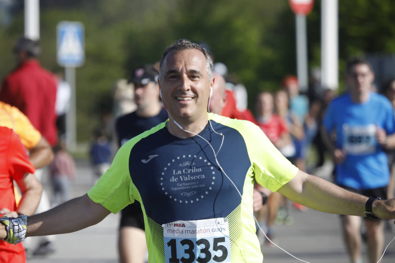 Sin sorpresas. Houssame Eddine y Cristina Silva cumplen con su papel de favoritos en la MBA Media Maratón de Gijón 'Villa de Jovellanos'. Se cumplía una hora, seis minutos y 25 segundos cuando el joven extremeño paralizaba el crono. Habría que esperar diez segundos para que el asturiano Alejandro Onís entrase en segunda posición. Corriendo prácticamente en soledad durante toda la prueba, Silva fue la primera en cruzar la meta al cumplir la hora, 19 minutos y 26 segundos de carrera. Dolores Marco entraba casi un minuto después. Noelia Menéndez completa el podio tras un final agónico en el que Itziar Méndez se queda a las puertas.