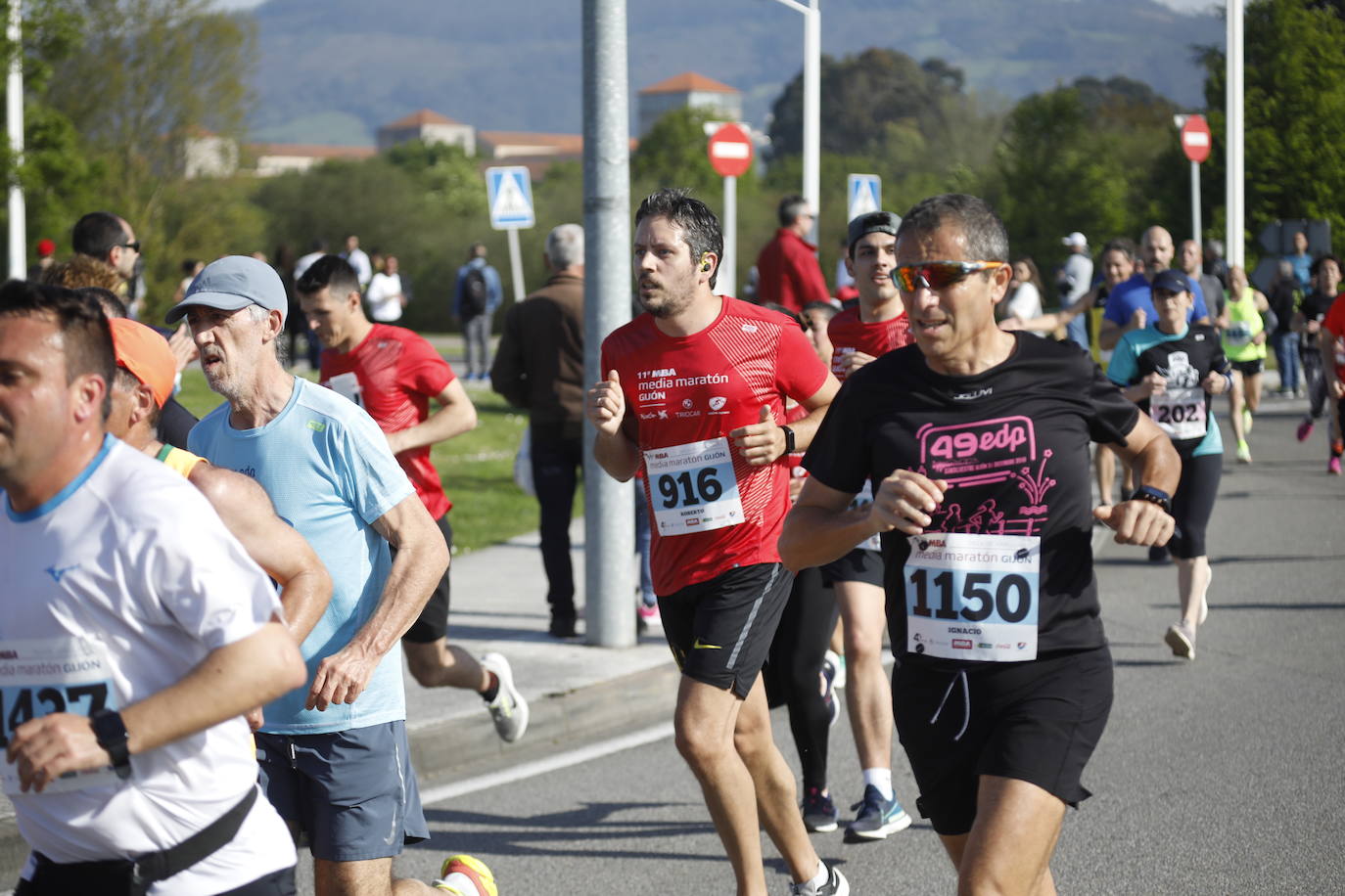 Sin sorpresas. Houssame Eddine y Cristina Silva cumplen con su papel de favoritos en la MBA Media Maratón de Gijón 'Villa de Jovellanos'. Se cumplía una hora, seis minutos y 25 segundos cuando el joven extremeño paralizaba el crono. Habría que esperar diez segundos para que el asturiano Alejandro Onís entrase en segunda posición. Corriendo prácticamente en soledad durante toda la prueba, Silva fue la primera en cruzar la meta al cumplir la hora, 19 minutos y 26 segundos de carrera. Dolores Marco entraba casi un minuto después. Noelia Menéndez completa el podio tras un final agónico en el que Itziar Méndez se queda a las puertas.