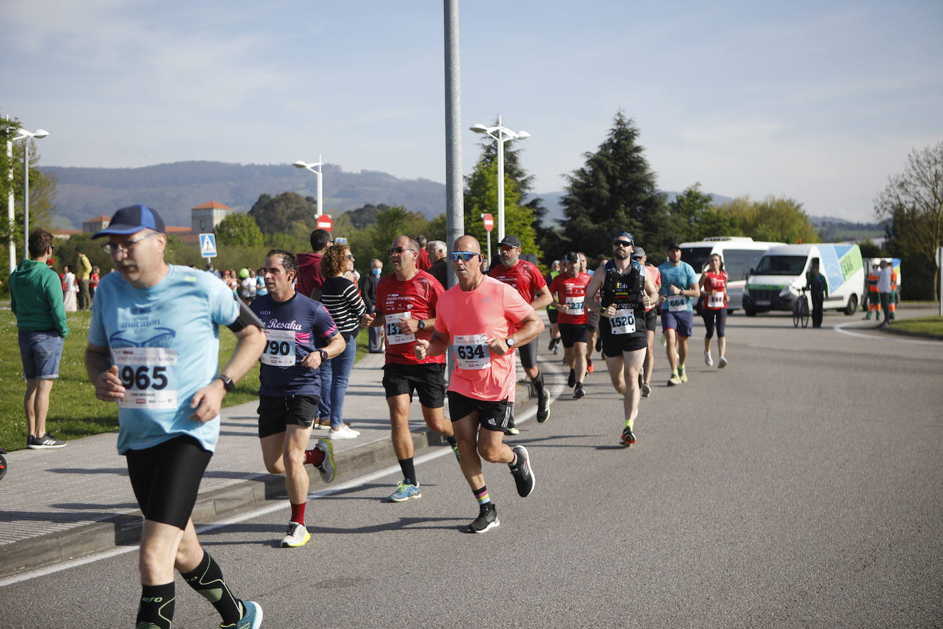 Sin sorpresas. Houssame Eddine y Cristina Silva cumplen con su papel de favoritos en la MBA Media Maratón de Gijón 'Villa de Jovellanos'. Se cumplía una hora, seis minutos y 25 segundos cuando el joven extremeño paralizaba el crono. Habría que esperar diez segundos para que el asturiano Alejandro Onís entrase en segunda posición. Corriendo prácticamente en soledad durante toda la prueba, Silva fue la primera en cruzar la meta al cumplir la hora, 19 minutos y 26 segundos de carrera. Dolores Marco entraba casi un minuto después. Noelia Menéndez completa el podio tras un final agónico en el que Itziar Méndez se queda a las puertas.