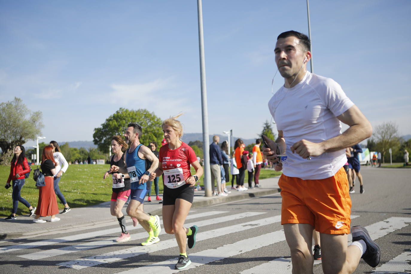 Sin sorpresas. Houssame Eddine y Cristina Silva cumplen con su papel de favoritos en la MBA Media Maratón de Gijón 'Villa de Jovellanos'. Se cumplía una hora, seis minutos y 25 segundos cuando el joven extremeño paralizaba el crono. Habría que esperar diez segundos para que el asturiano Alejandro Onís entrase en segunda posición. Corriendo prácticamente en soledad durante toda la prueba, Silva fue la primera en cruzar la meta al cumplir la hora, 19 minutos y 26 segundos de carrera. Dolores Marco entraba casi un minuto después. Noelia Menéndez completa el podio tras un final agónico en el que Itziar Méndez se queda a las puertas.