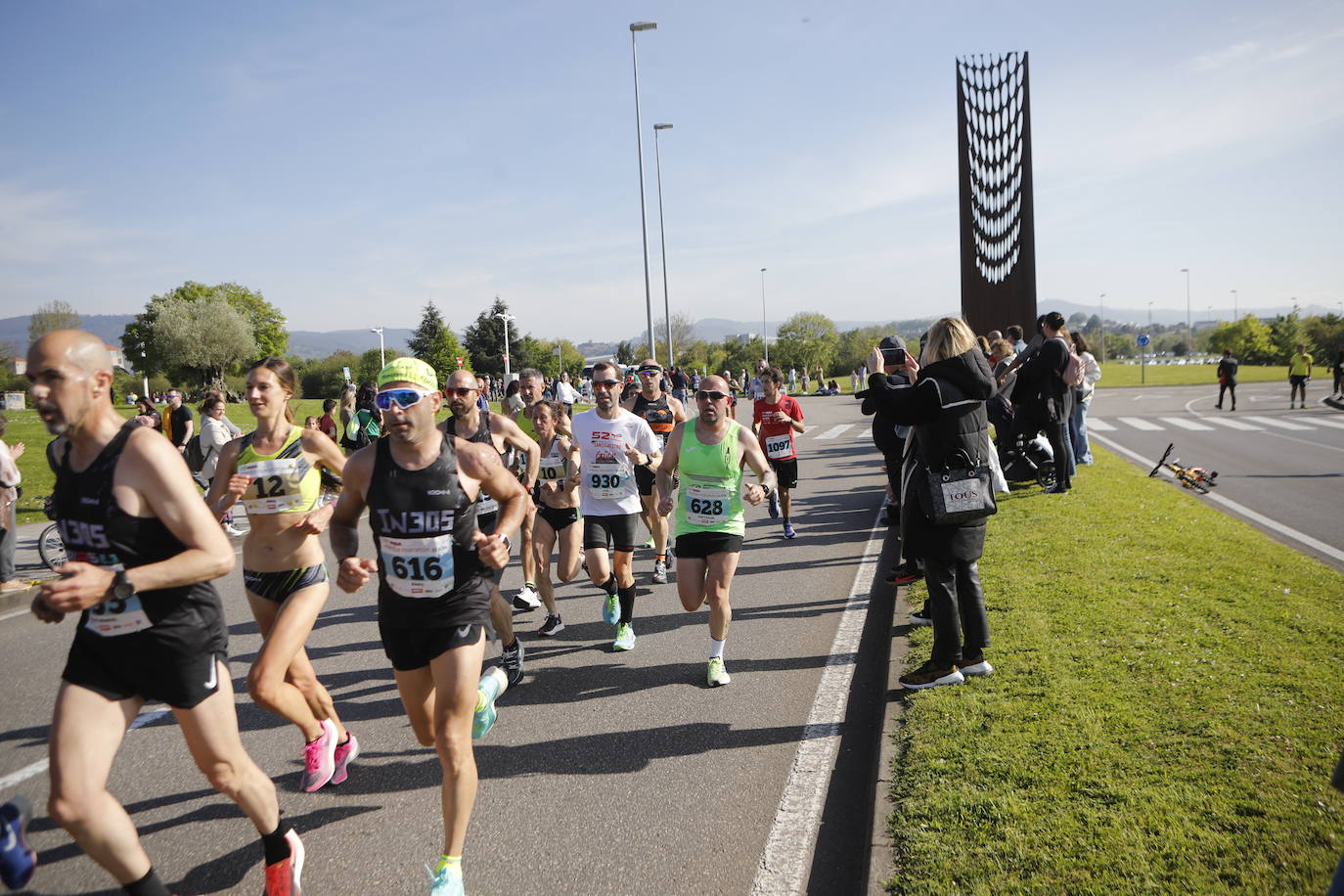 Sin sorpresas. Houssame Eddine y Cristina Silva cumplen con su papel de favoritos en la MBA Media Maratón de Gijón 'Villa de Jovellanos'. Se cumplía una hora, seis minutos y 25 segundos cuando el joven extremeño paralizaba el crono. Habría que esperar diez segundos para que el asturiano Alejandro Onís entrase en segunda posición. Corriendo prácticamente en soledad durante toda la prueba, Silva fue la primera en cruzar la meta al cumplir la hora, 19 minutos y 26 segundos de carrera. Dolores Marco entraba casi un minuto después. Noelia Menéndez completa el podio tras un final agónico en el que Itziar Méndez se queda a las puertas.